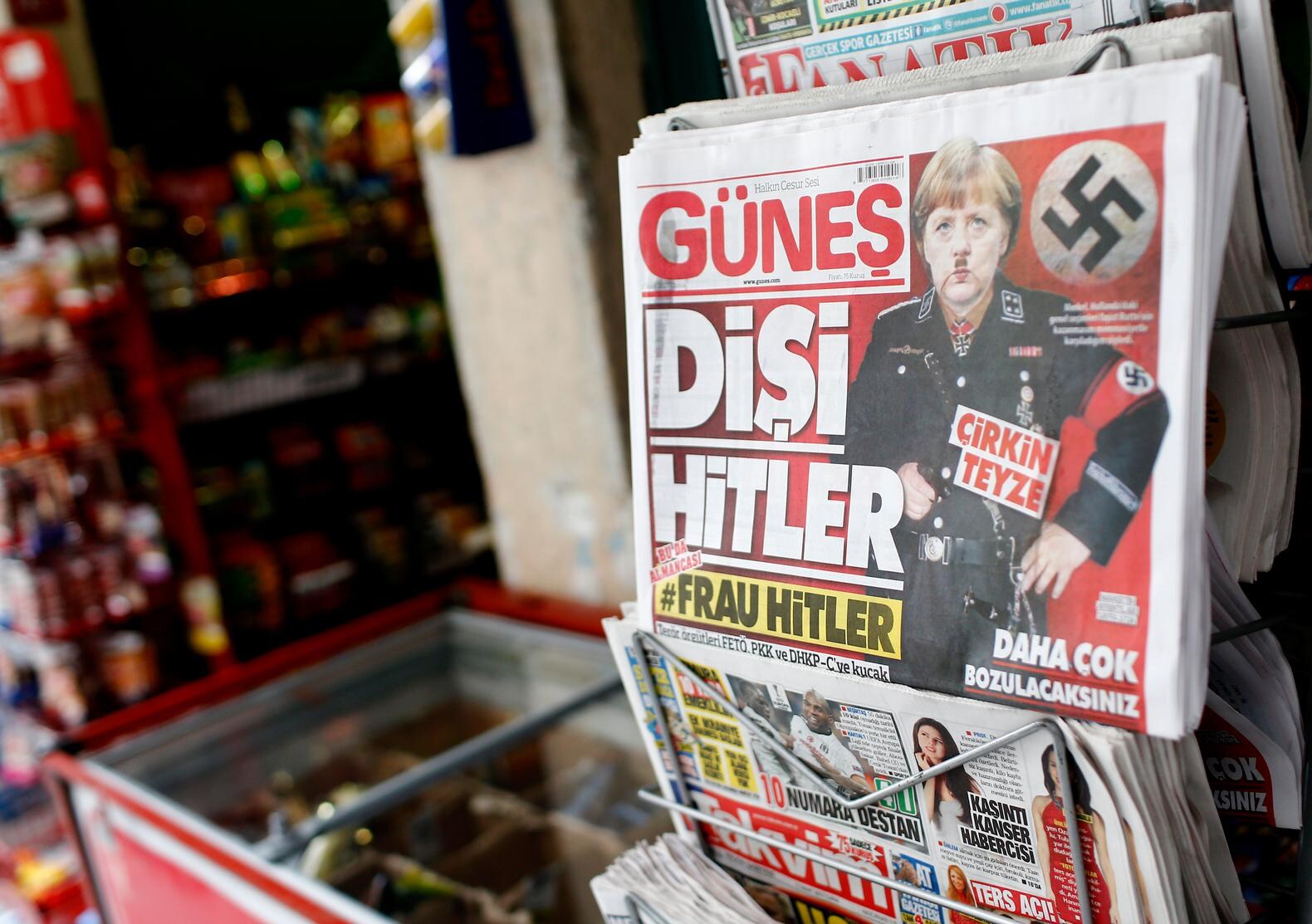 Turkse krant zet Merkel met Hitler-snor op de cover