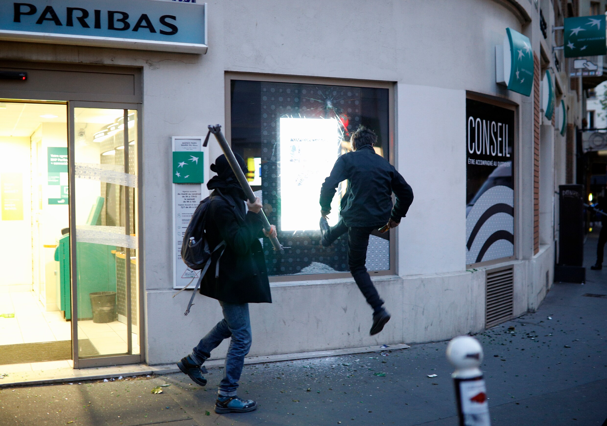 Antifascisten clashen met politie in Parijs