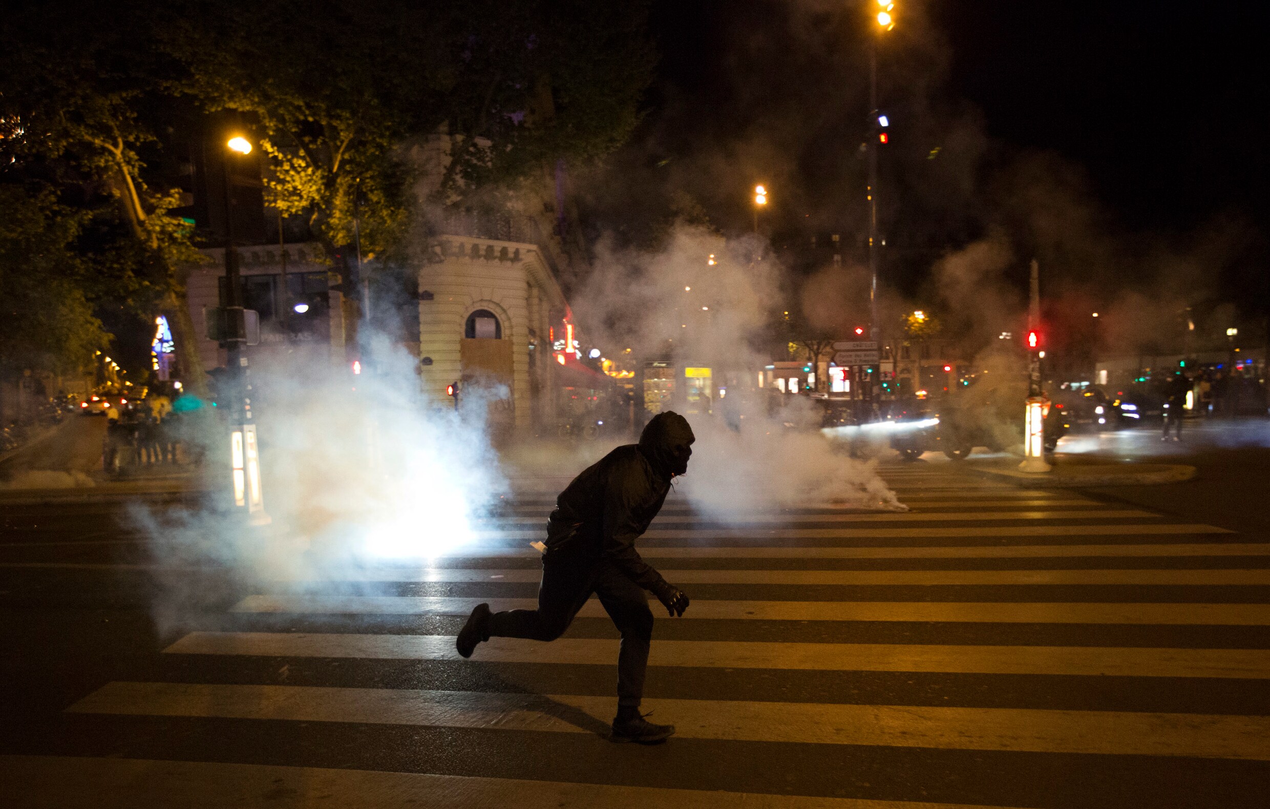Antifascisten clashen met politie in Parijs