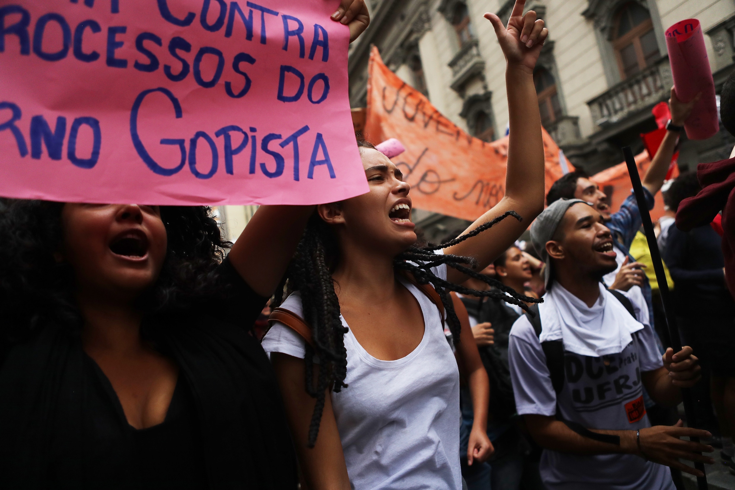 Hevige rellen bij massaprotesten tegen plannen president in Brazilië
