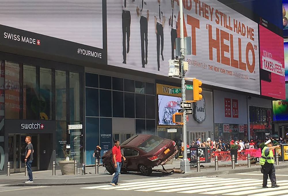 Auto rijdt in op voetgangers op Times Square: 1 dode, meerdere gewonden