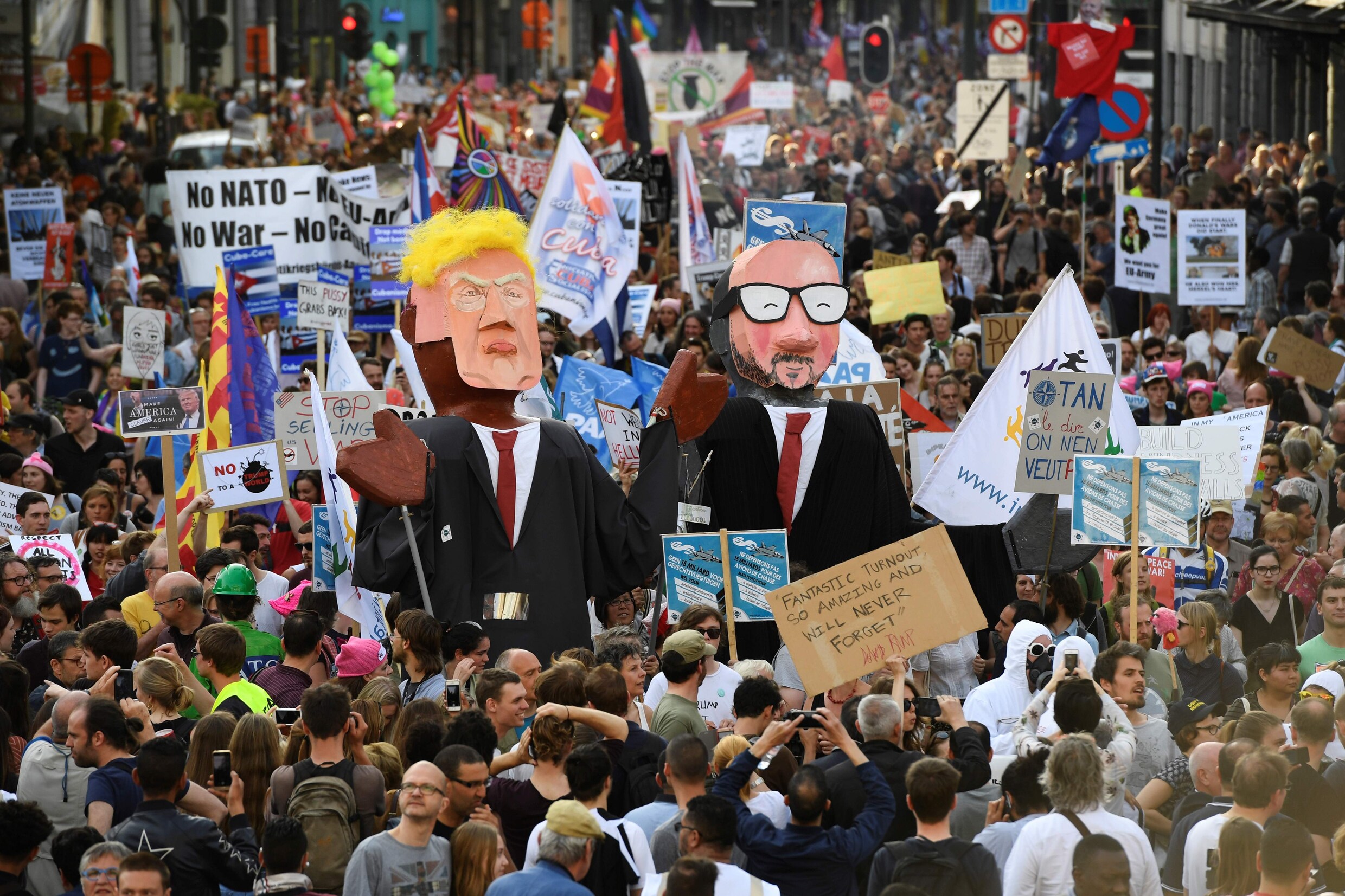 HERLEES - Betoging tegen Trump lokt 9.000 manifestanten naar Brussel