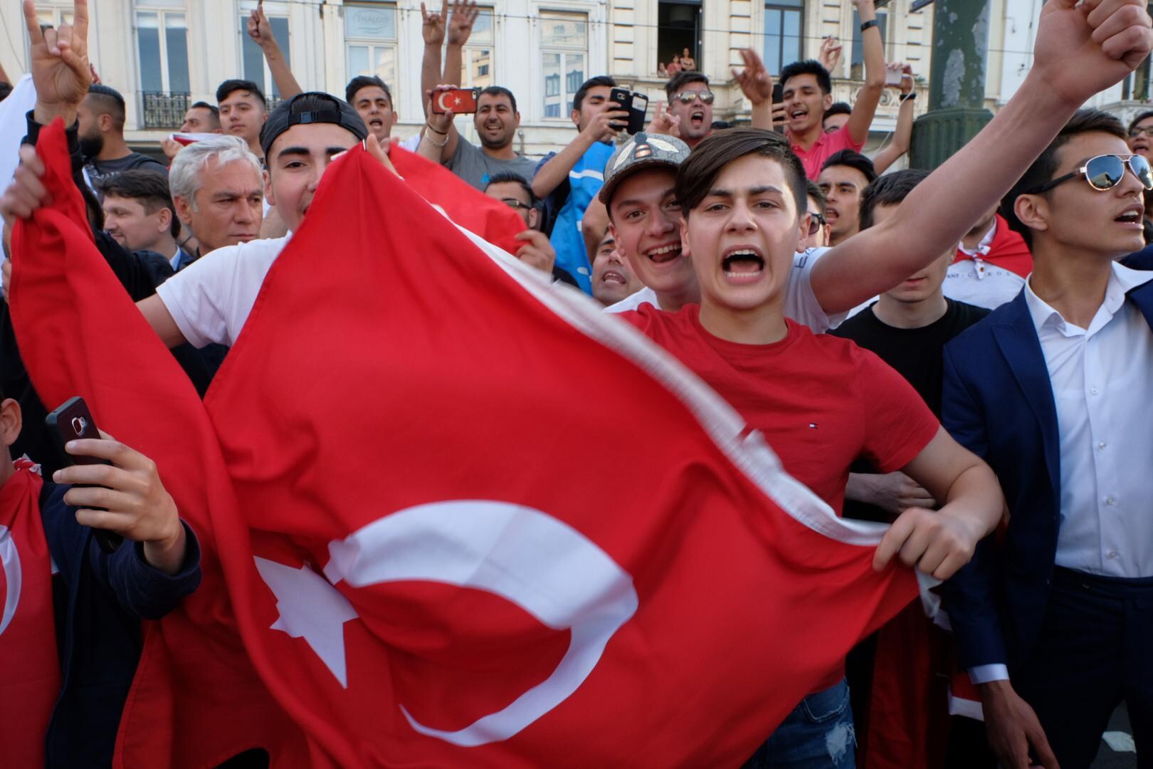 Erdogan aangekomen in Brussel: menigte rond hotel vertrokken