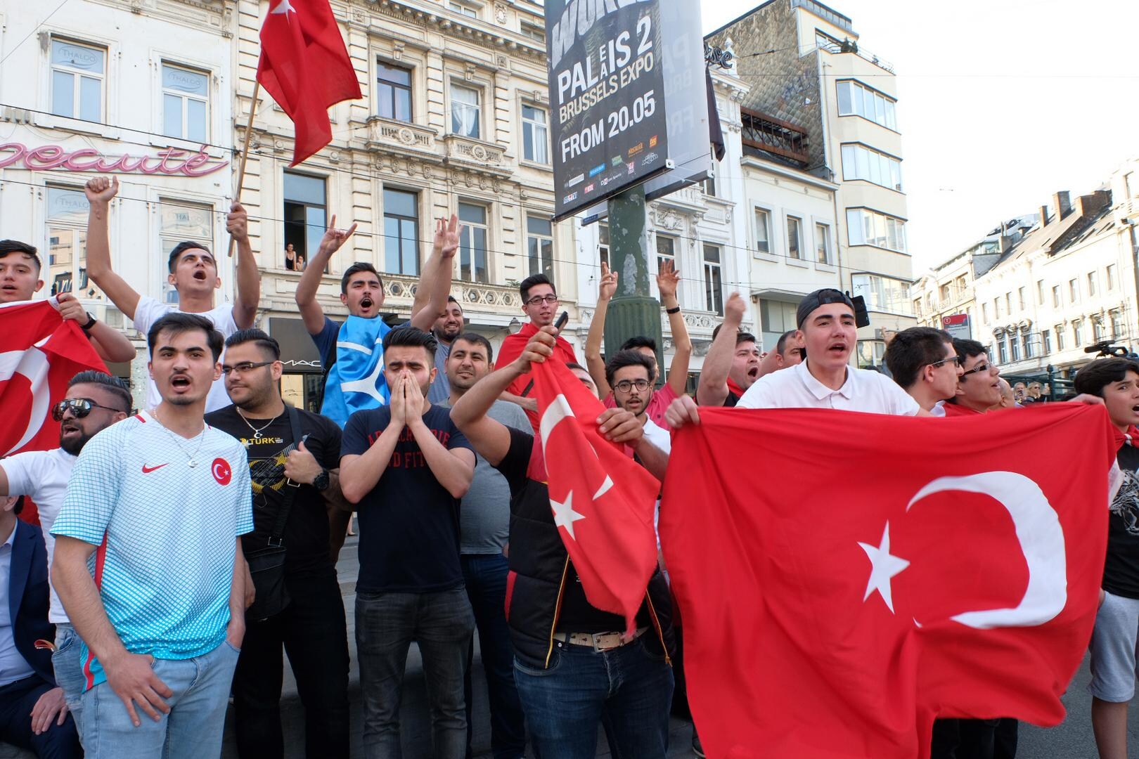 Erdogan aangekomen in Brussel: menigte rond hotel vertrokken