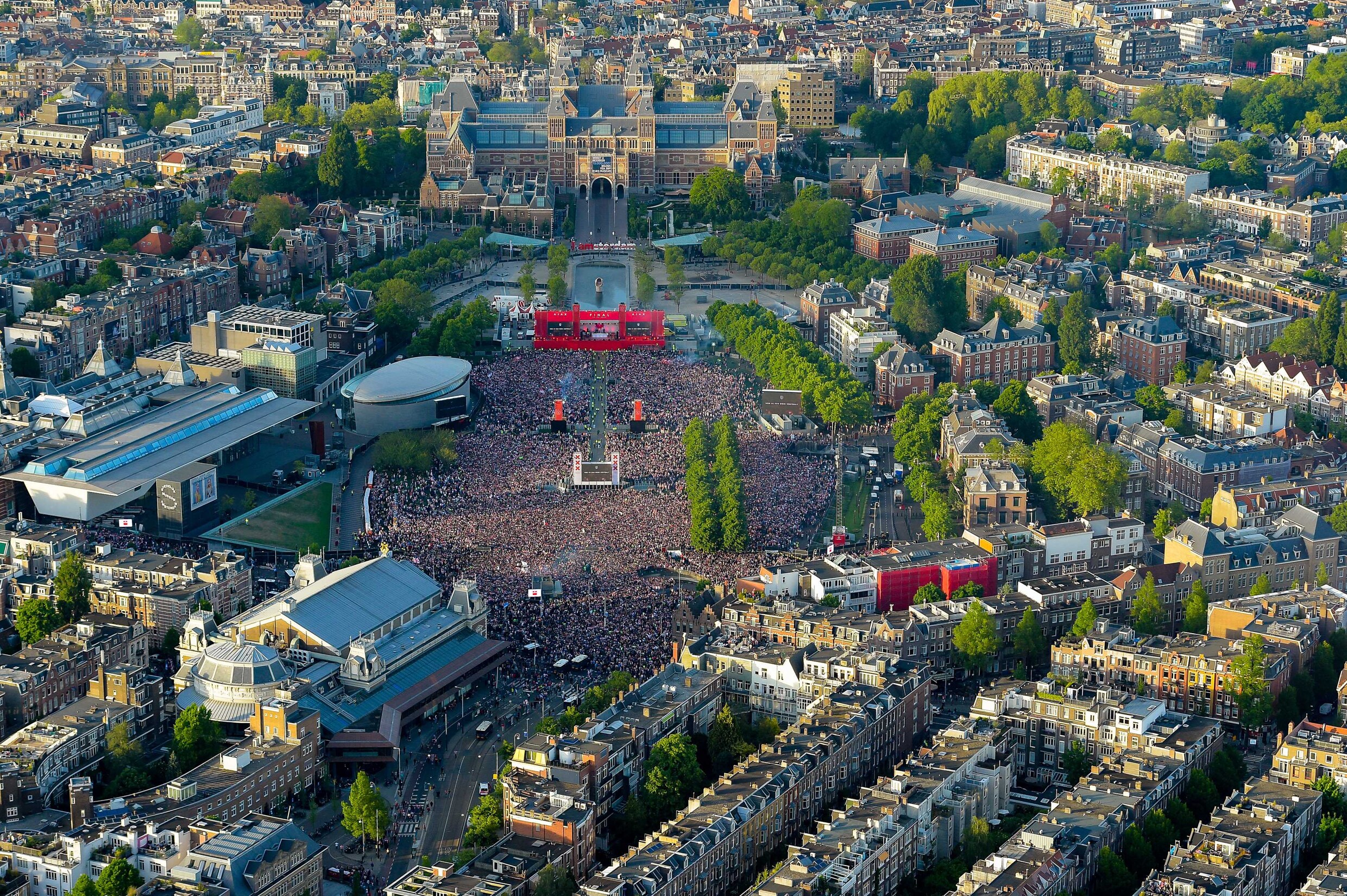 16 aanhoudingen en wat blikjes bier naar het scherm op met 100.000 mensen volgelopen Museumplein, maar Amsterdam blijft rustig