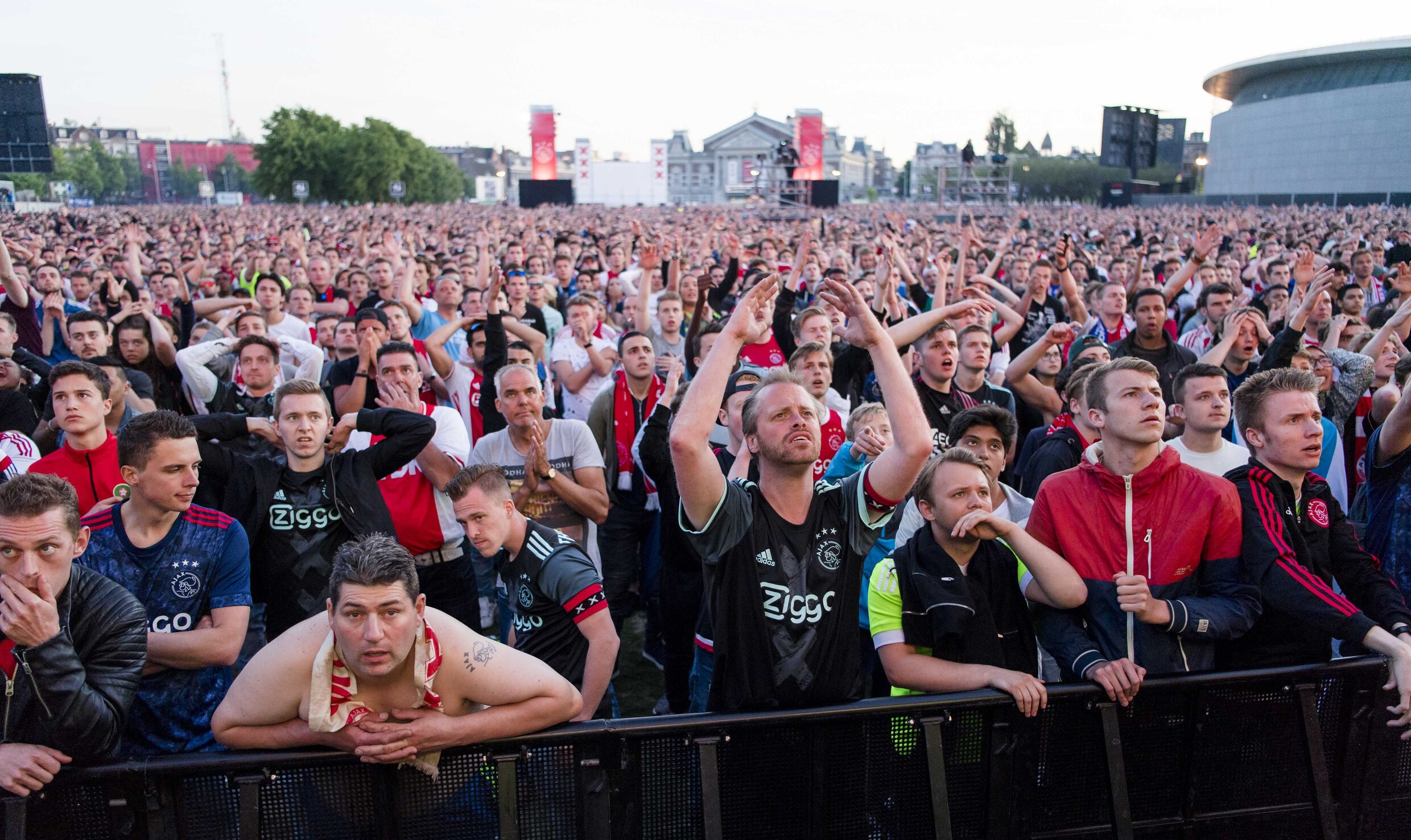 16 aanhoudingen en wat blikjes bier naar het scherm op met 100.000 mensen volgelopen Museumplein, maar Amsterdam blijft rustig