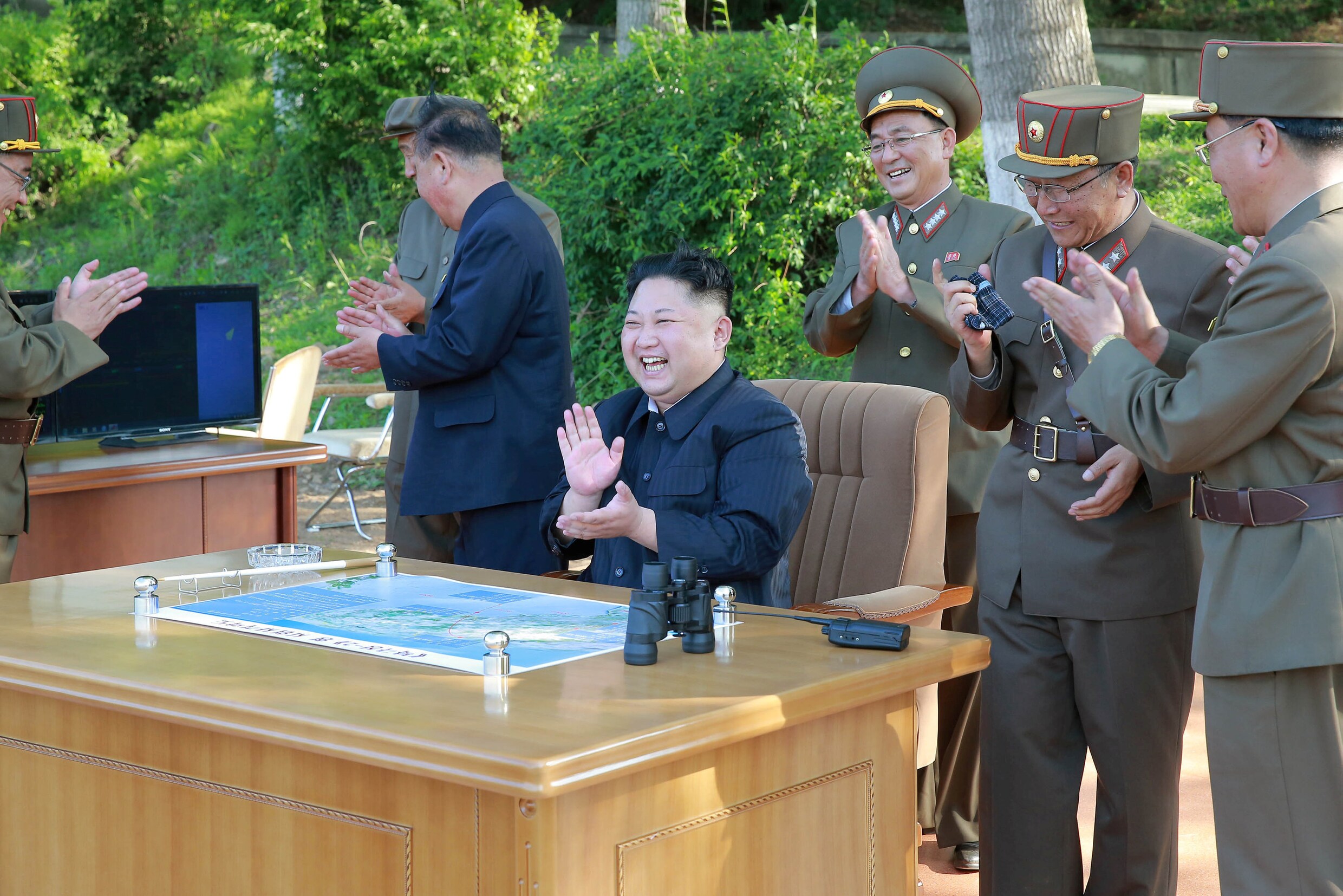Kim Jong-un woont test met nieuw luchtafweersysteem bij