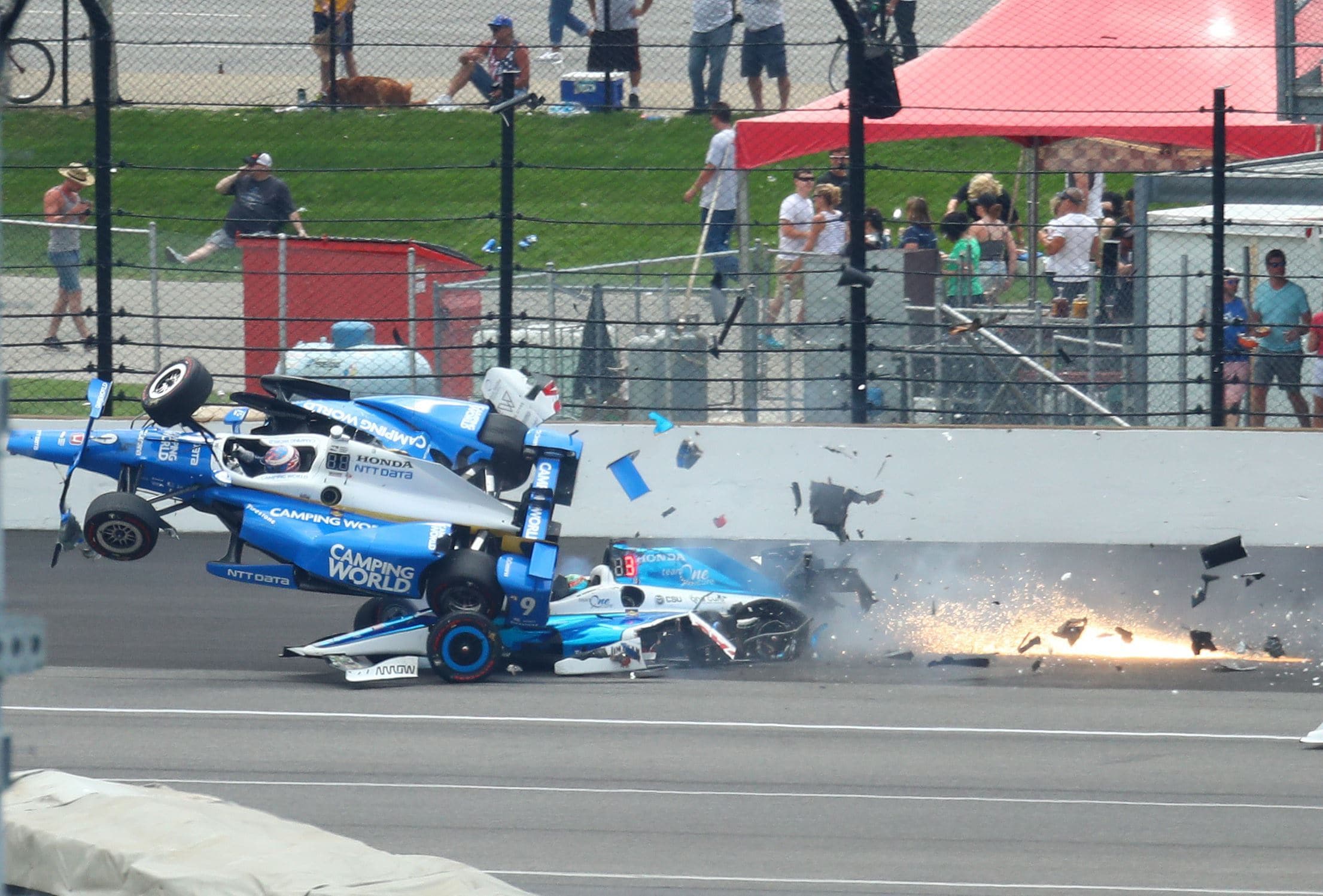 Alonso moet opgeven in Indianapolis (maar blijft optimistisch), race opgeschrikt door deze vréselijke crash