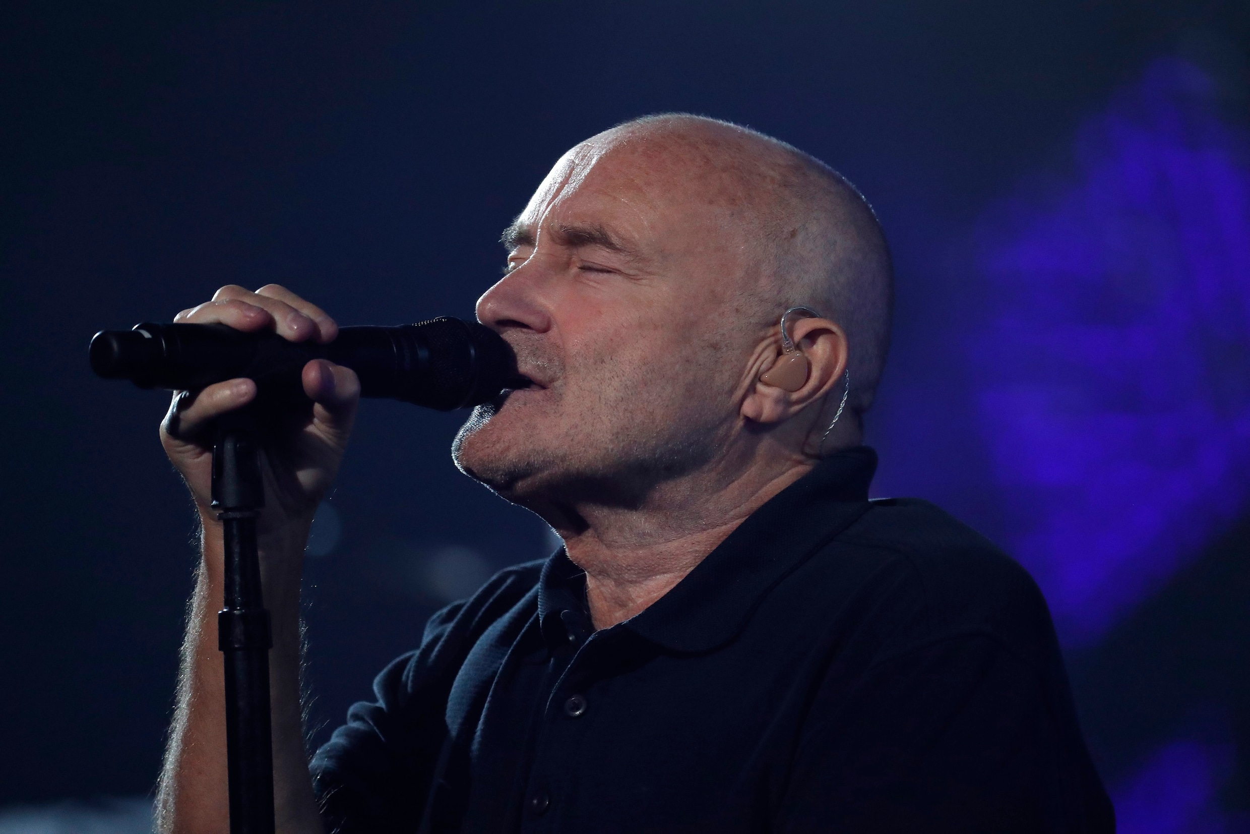 Phil Collins keert terug uit pensioen, met stem, hits én wandelstok