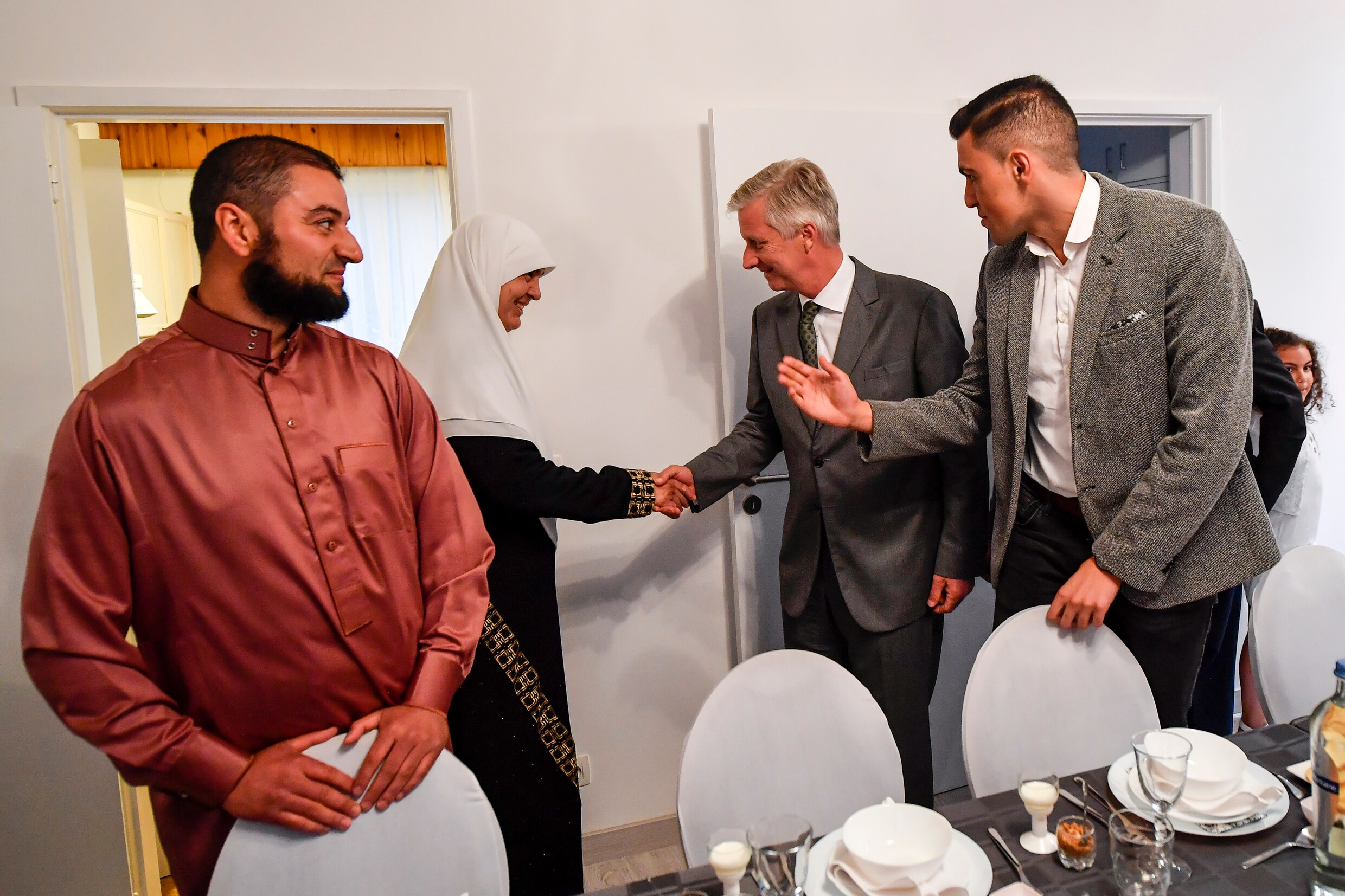 Koning bezoekt moslimfamilie voor iftar