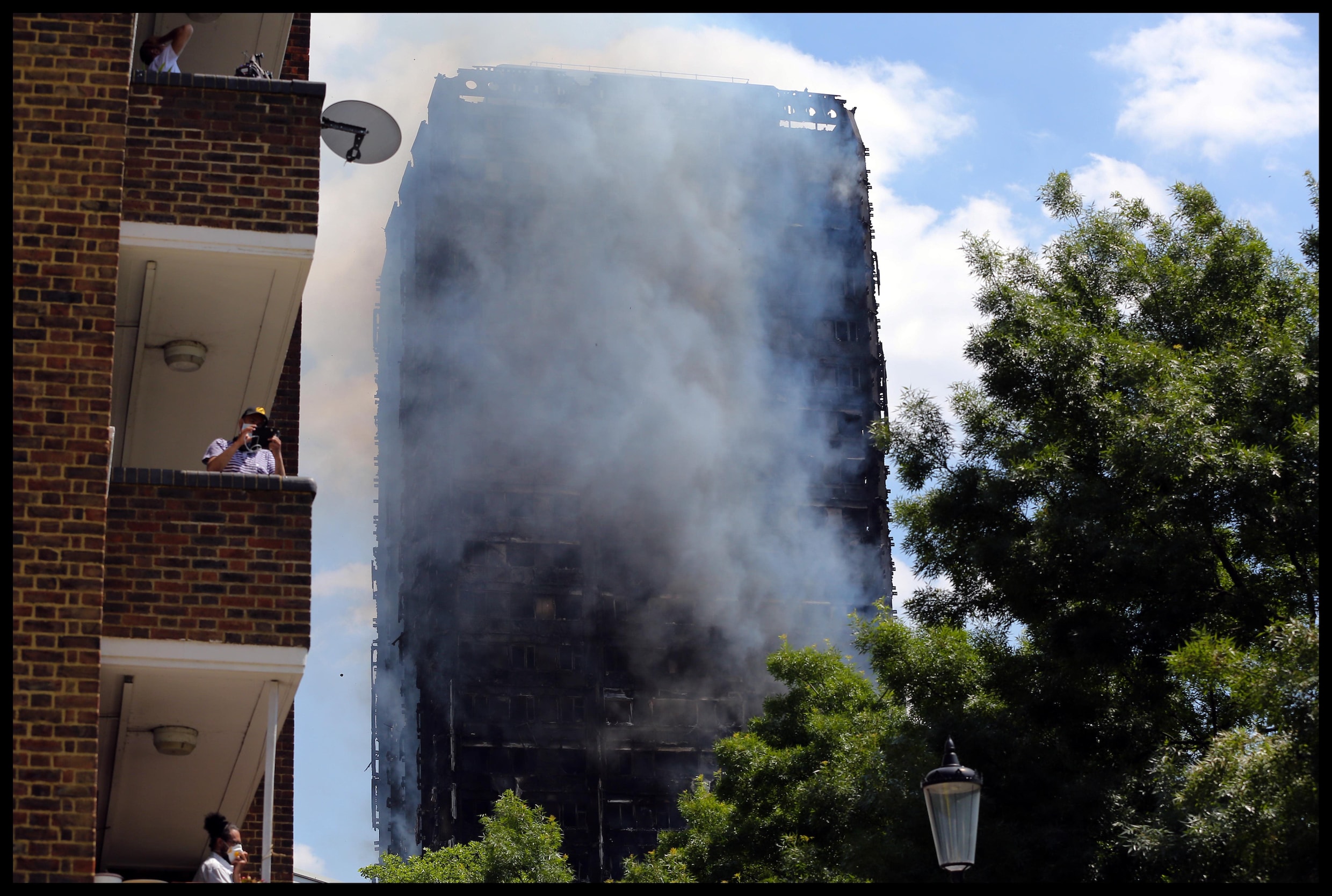 Premier May kondigt diepgaand onderzoek aan naar oorzaak brand in torenflat