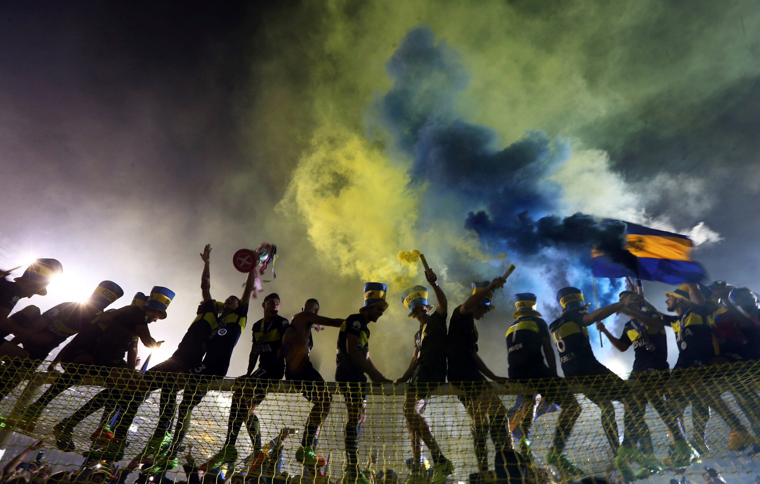 Doldwaze taferelen in 'La Bombonera', waar Boca Juniors 32ste landstitel vierden