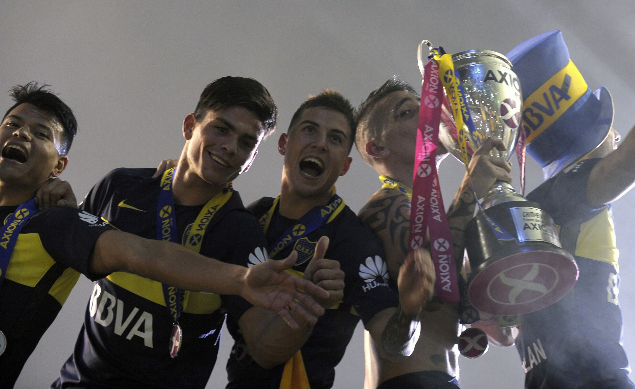 Doldwaze taferelen in 'La Bombonera', waar Boca Juniors 32ste landstitel vierden