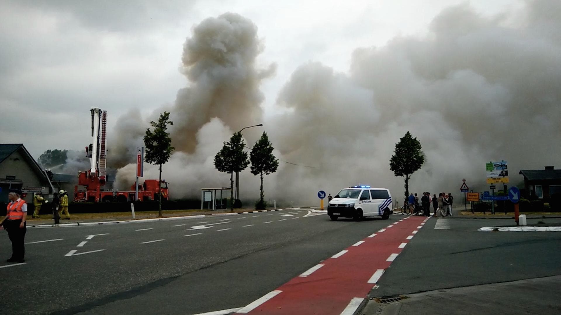 VIDEO: Enorme rookpluim door brand in Delhaize