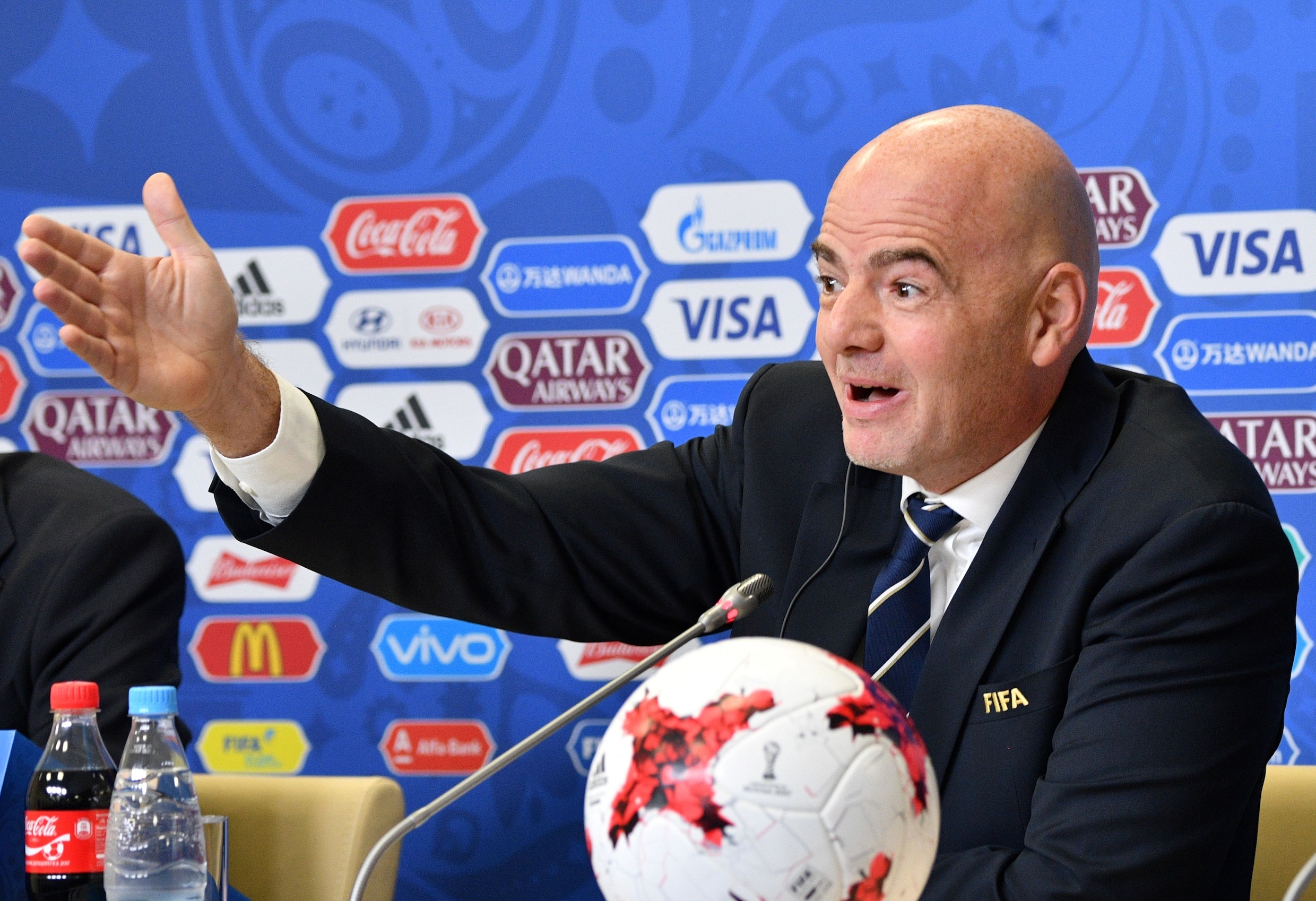 FIFA-voorzitter Infantino steekt loftrompet over Confederations Cup, Poetin woont finale niet bij