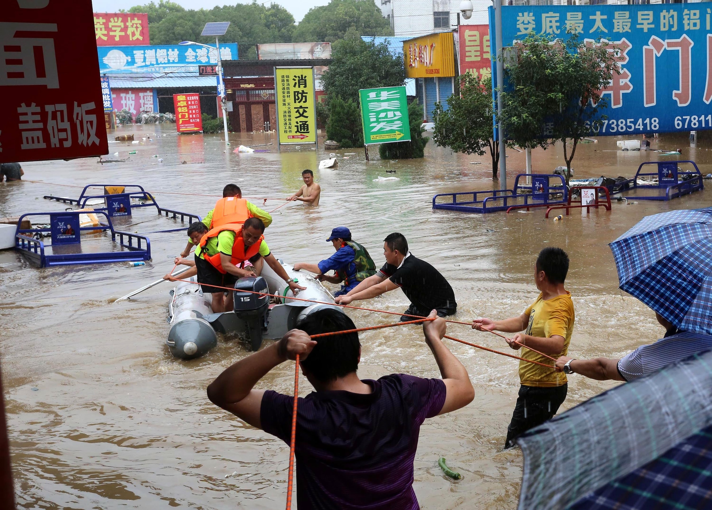 Zuiden van China gaat gebukt onder overstromingen: 56 doden en 22 vermisten