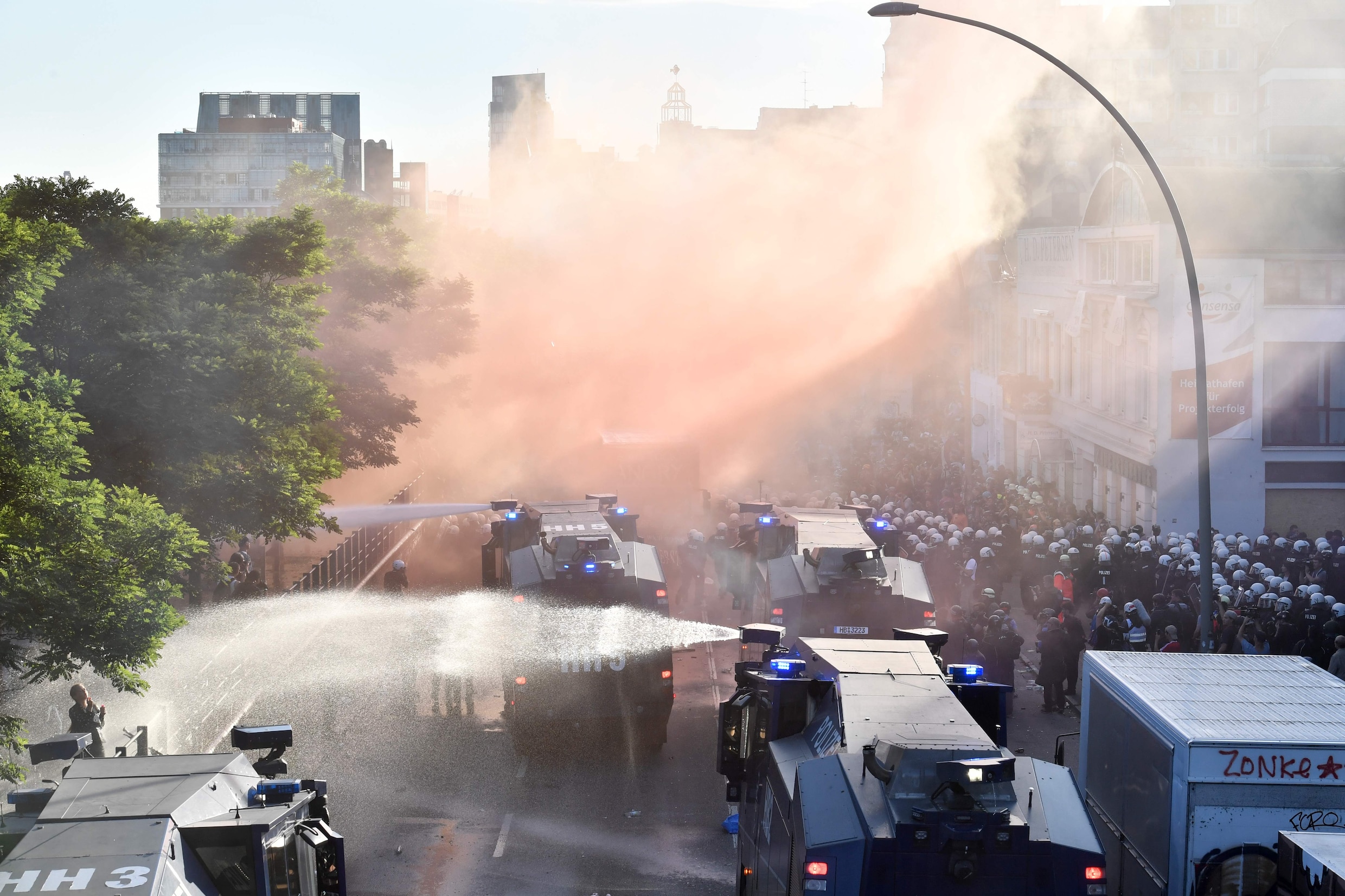 Rellen in Hamburg: politie beëindigt anti-G20-protestmars, maar situatie nog niet onder controle