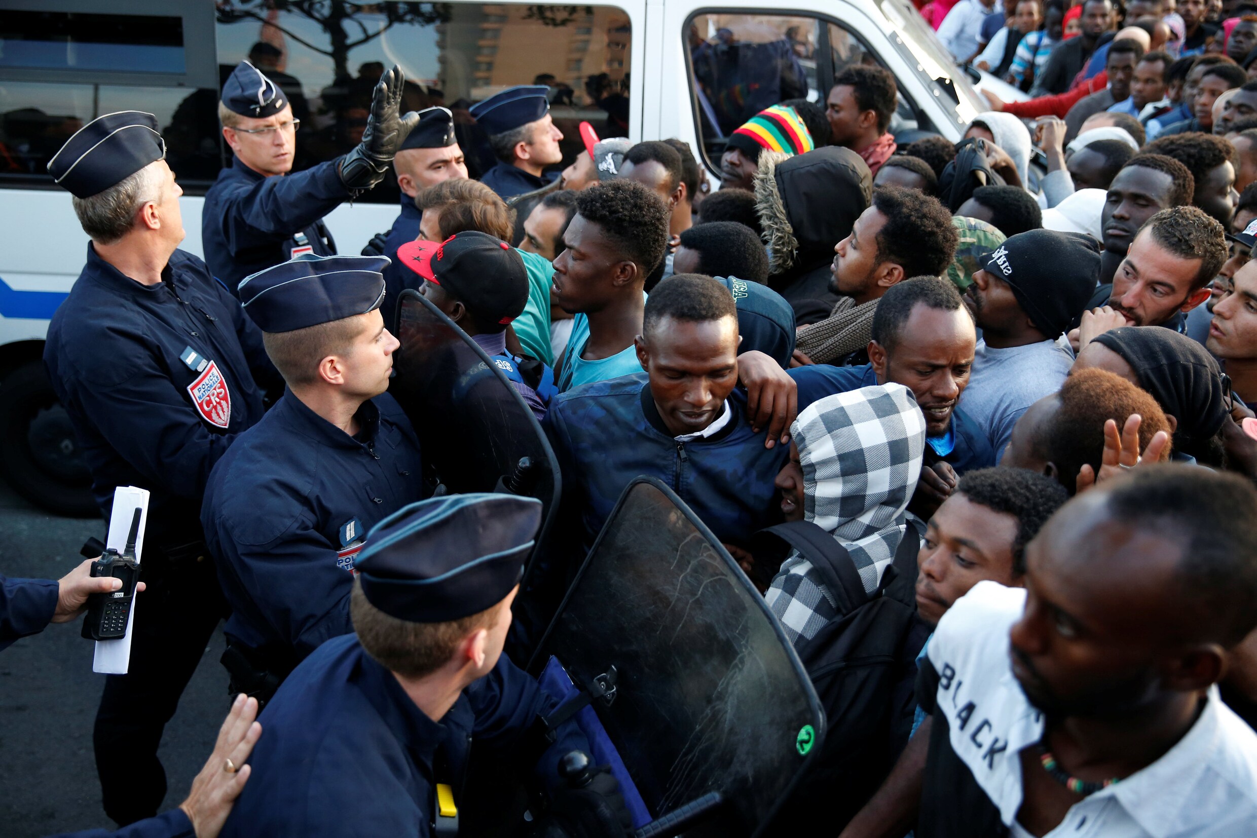 Franse politie ontruimt kamp met bijna 2.800 migranten in het noorden van Parijs