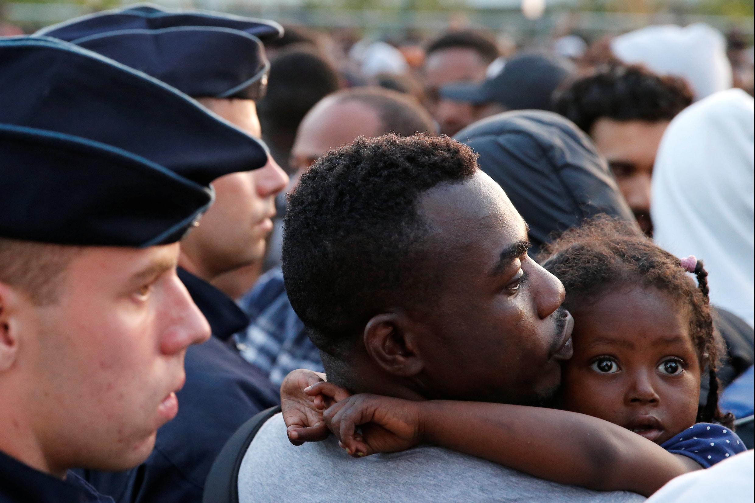 Franse politie ontruimt kamp met bijna 2.800 migranten in het noorden van Parijs