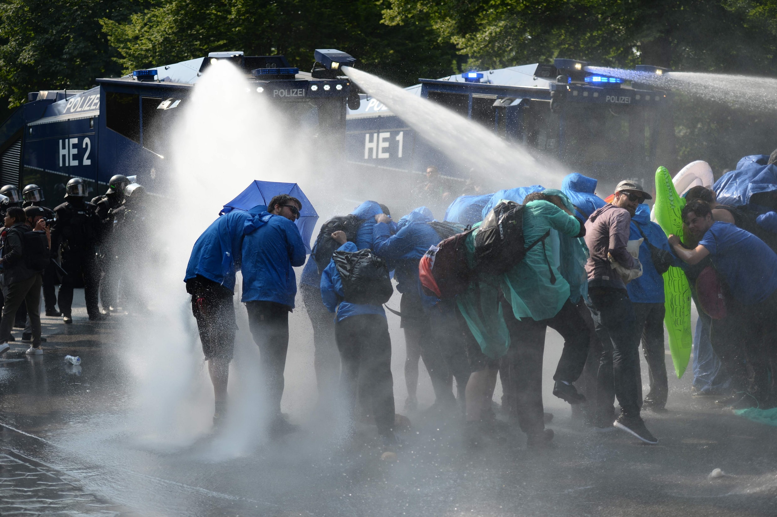 Rellen houden aan in Hamburg: bijna 200 agenten gewond