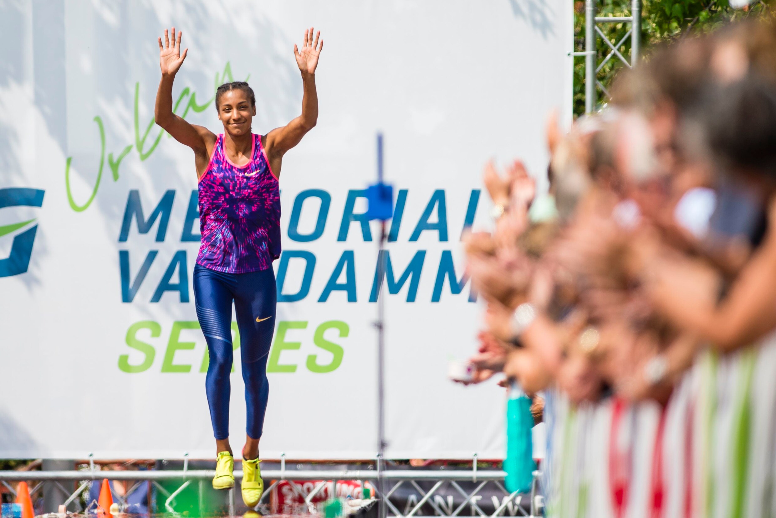 Thiam spingt bij comeback op Antwerpse Groenplaats tot op 9 cm van Spelen in Rio