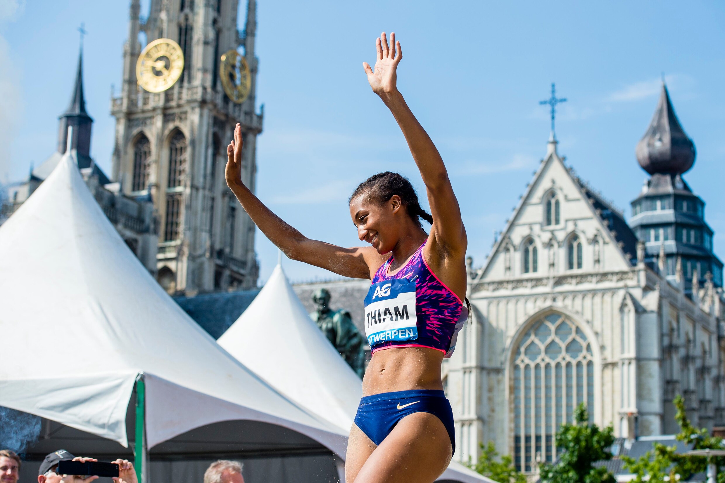 Thiam spingt bij comeback op Antwerpse Groenplaats tot op 9 cm van Spelen in Rio