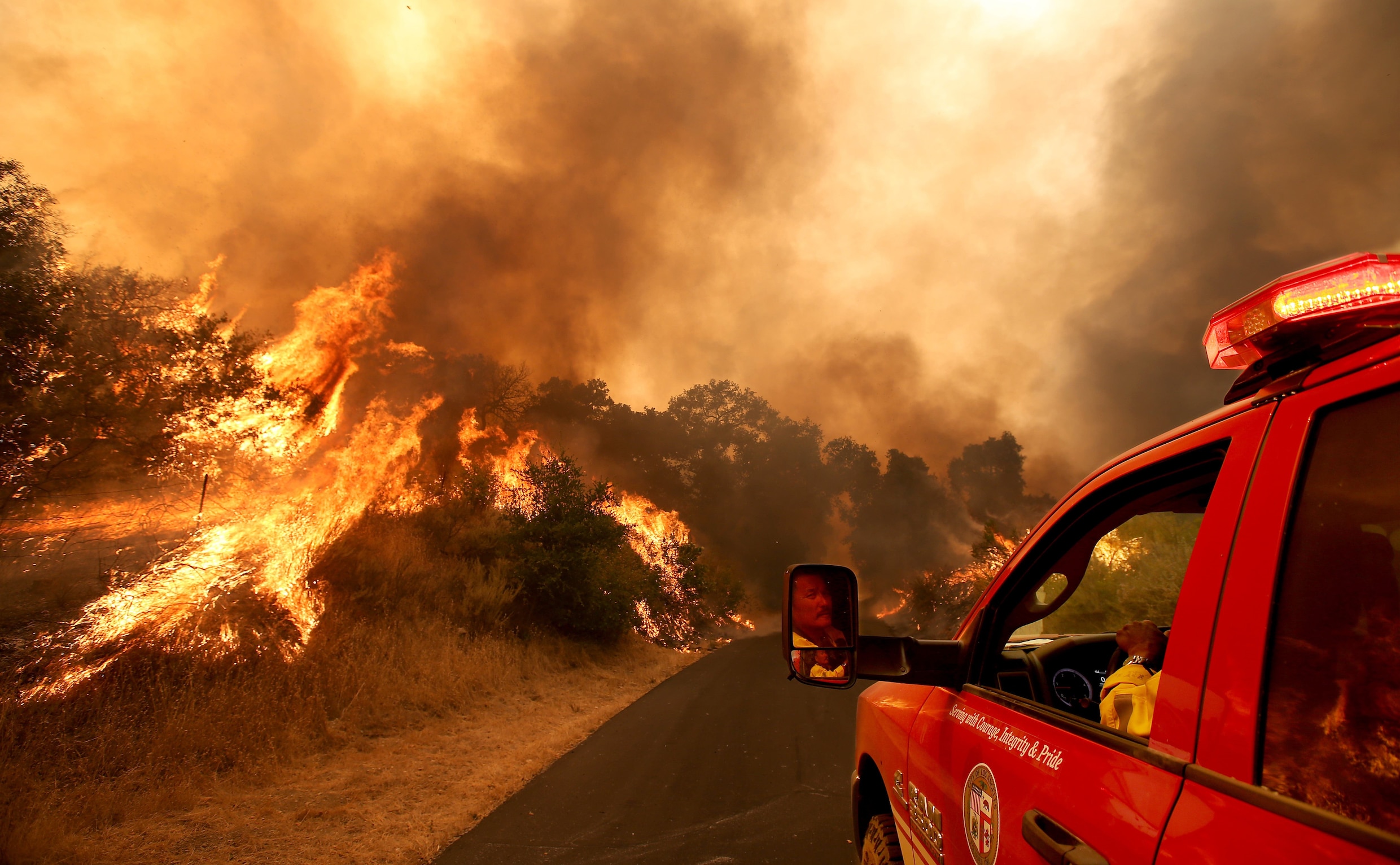 Honderden gezinnen in Californië geëvacueerd door oprukkende bosbranden
