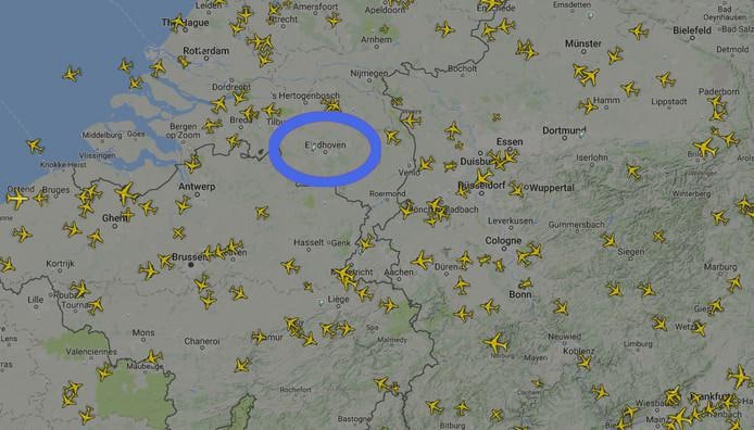 Vliegverkeer van en naar Eindhoven Airport tijd stilgelegd door penetrante lucht in verkeerstoren
