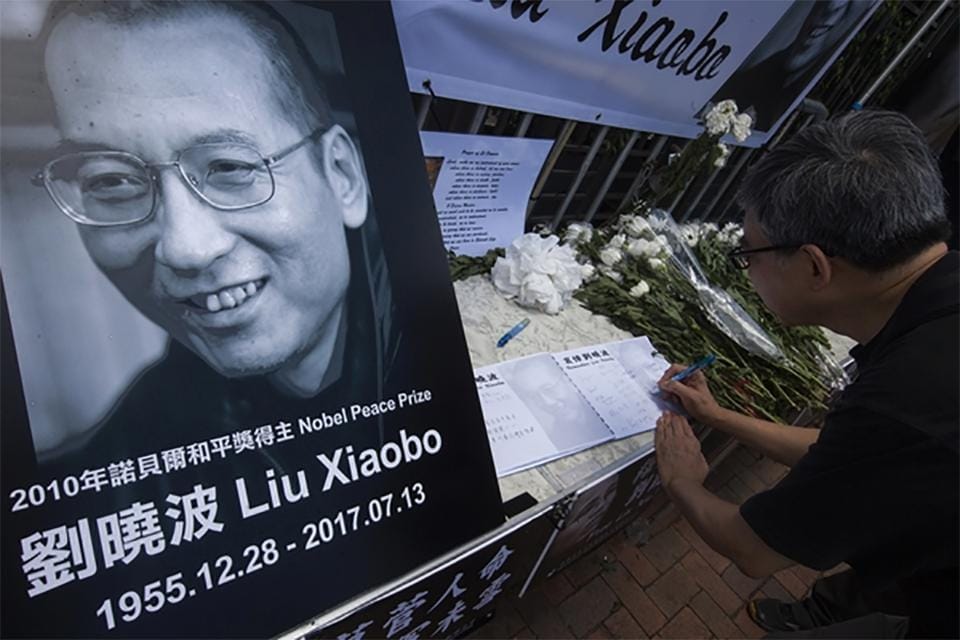 As van gecremeerde Chinese Nobelprijswinnaar Liu Xiaobo uitgestrooid in zee