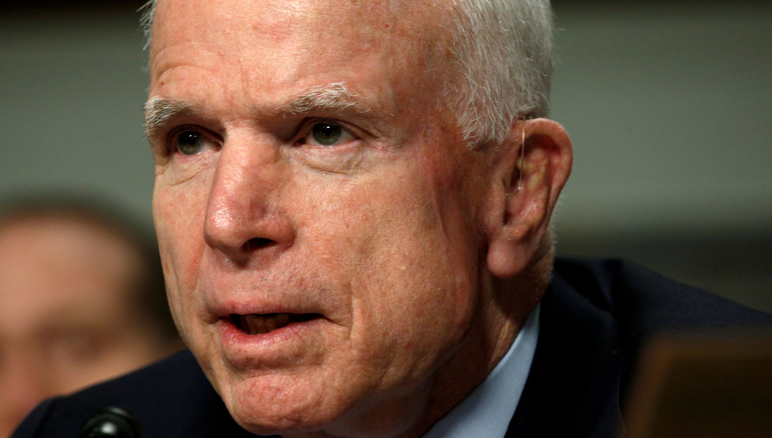 John McCain onder het mes voor bloedklonter in hoofd - stemming over Trumpcare weer uitgesteld