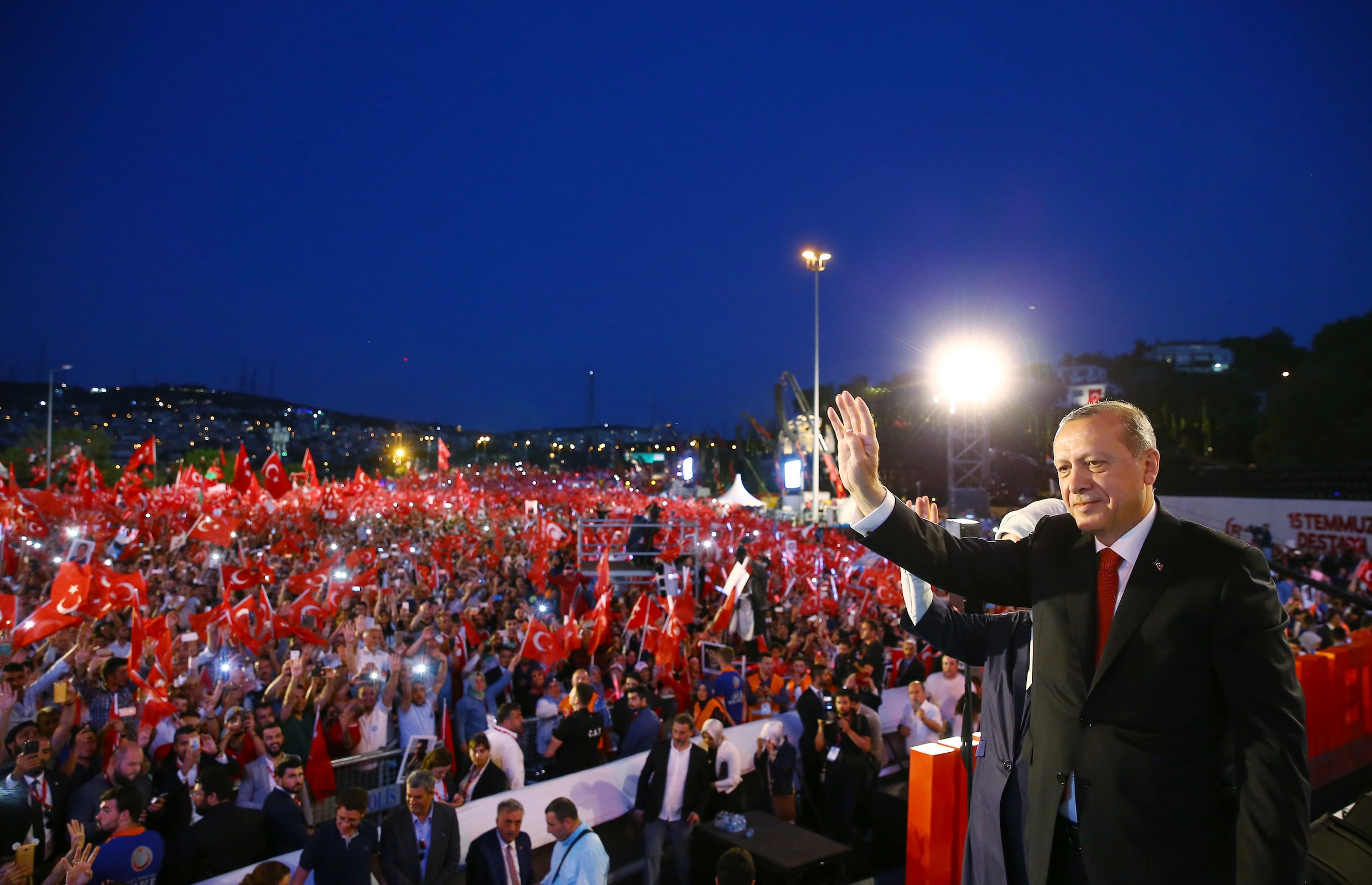 Erdogan: "We rukken coupplegers en terreurgroepen hun kop eraf"