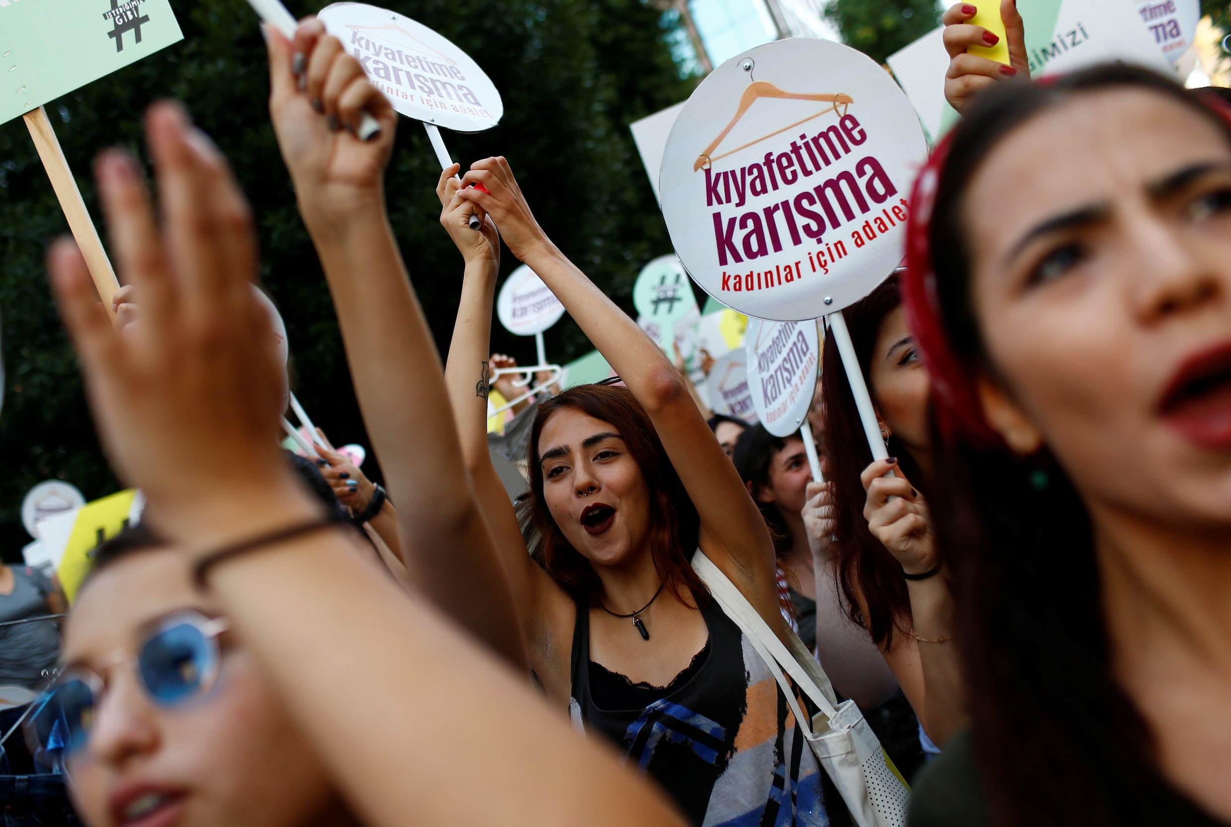 Turkse vrouwen betogen voor 'kledingrechten'