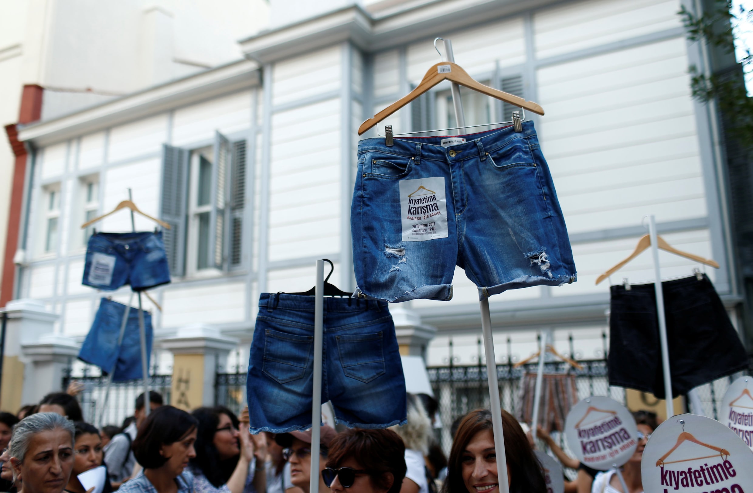 Turkse vrouwen betogen voor 'kledingrechten'