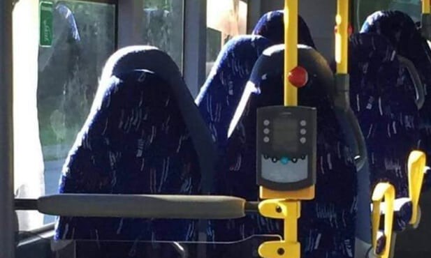 Antimigrantengroep verwart lege busstoelen met boerka's