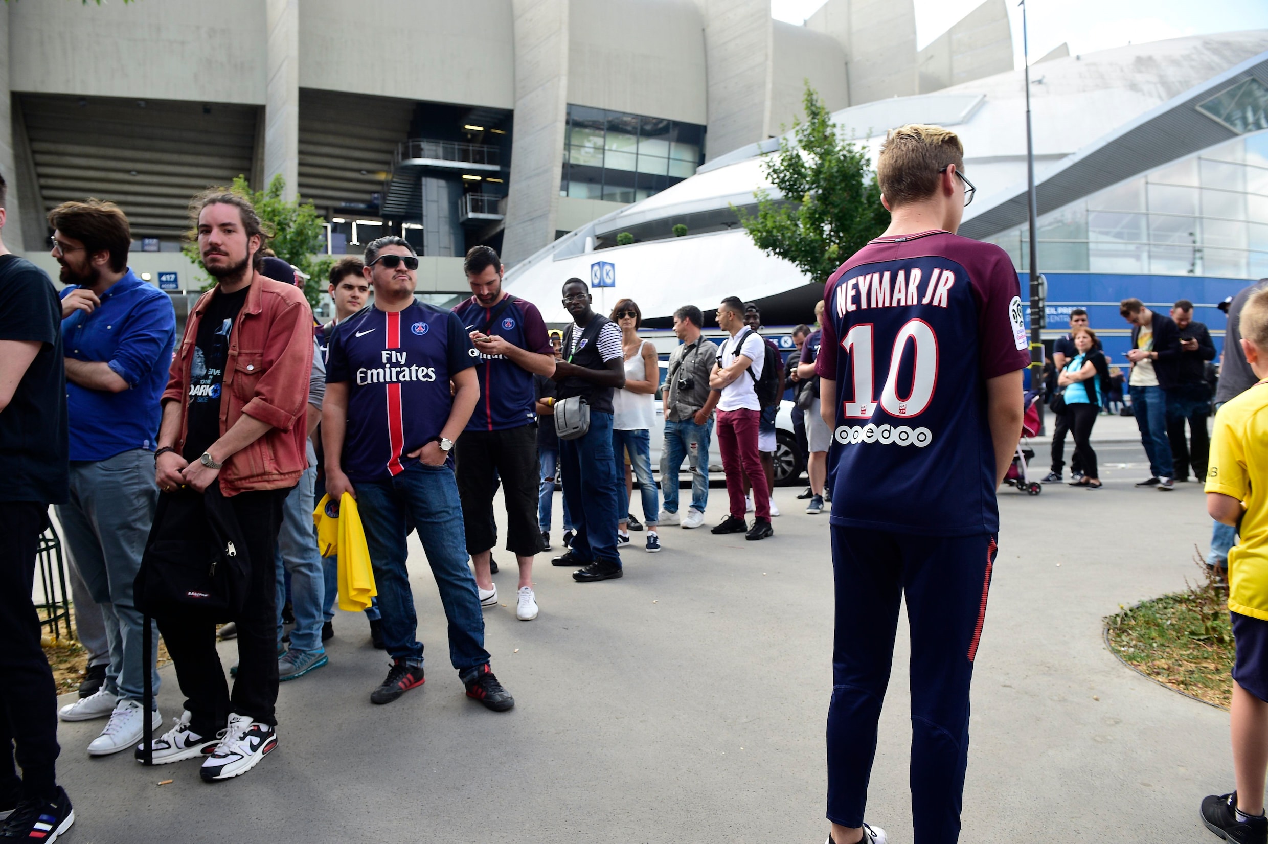 PSG-fanshop draait overuren: shirts Neymar leveren na een dag liefst 1,5 miljoen euro op