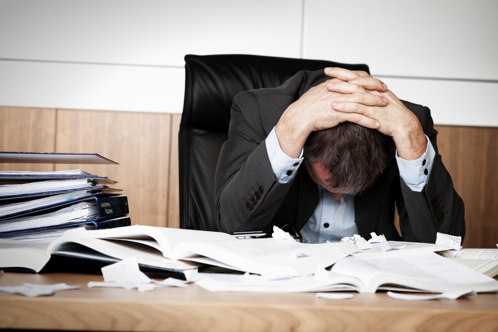 Hoe moet je omgaan met emoties op kantoor: onderdrukken, of je juist eens helemaal laten gaan?