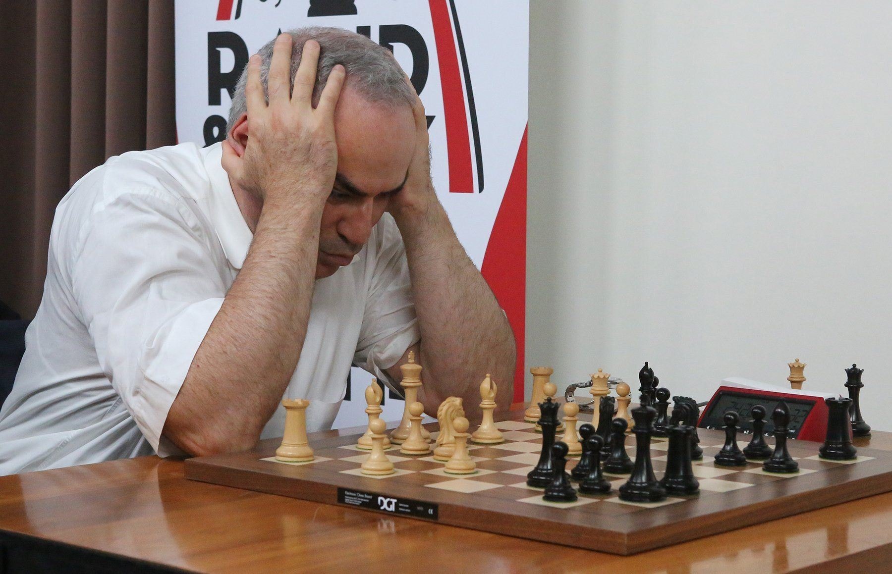 Schaaklegende Garry Kasparov lijdt meteen nederlaag bij comeback