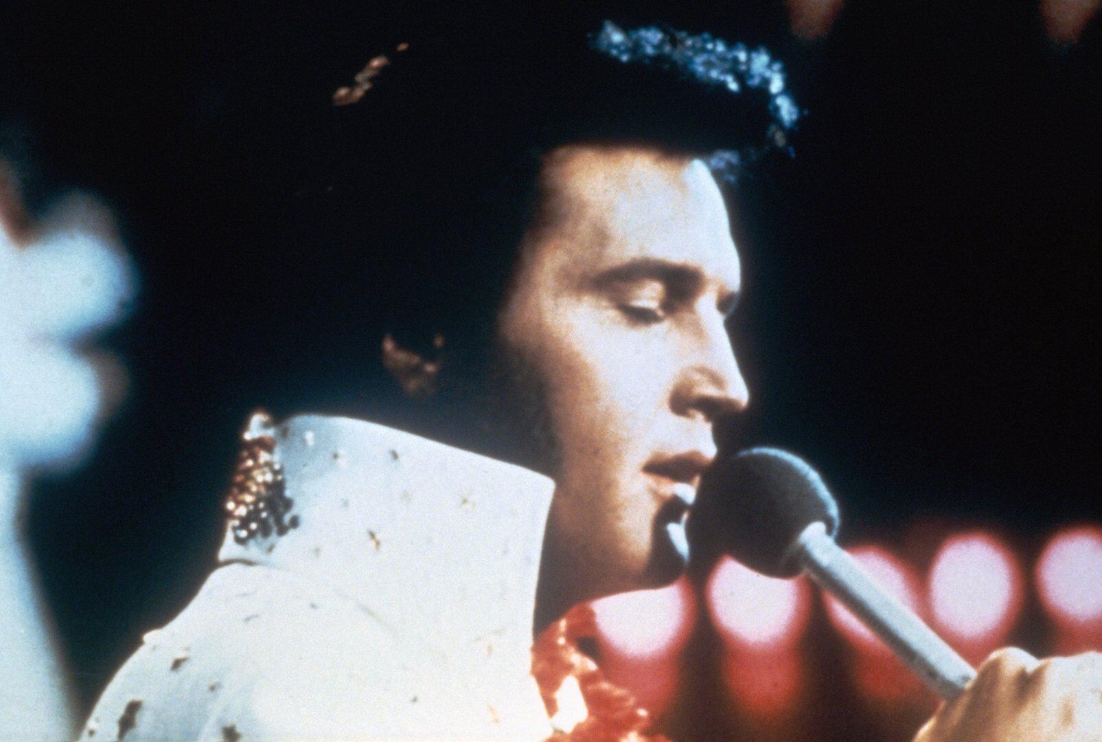 VIDEO: Zijn eerste hit, zijn (shockerende) tv-debuut en zijn grote liefde: de mijlpalen in het leven van Elvis