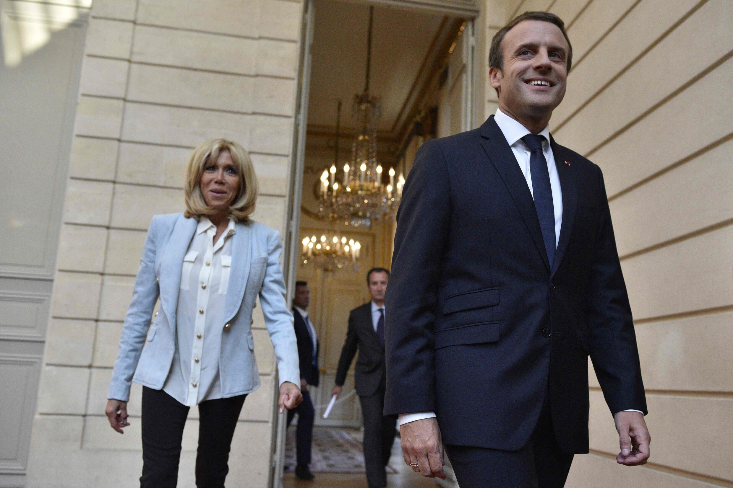 President Macron geeft vrouw officiële rol ondanks protest