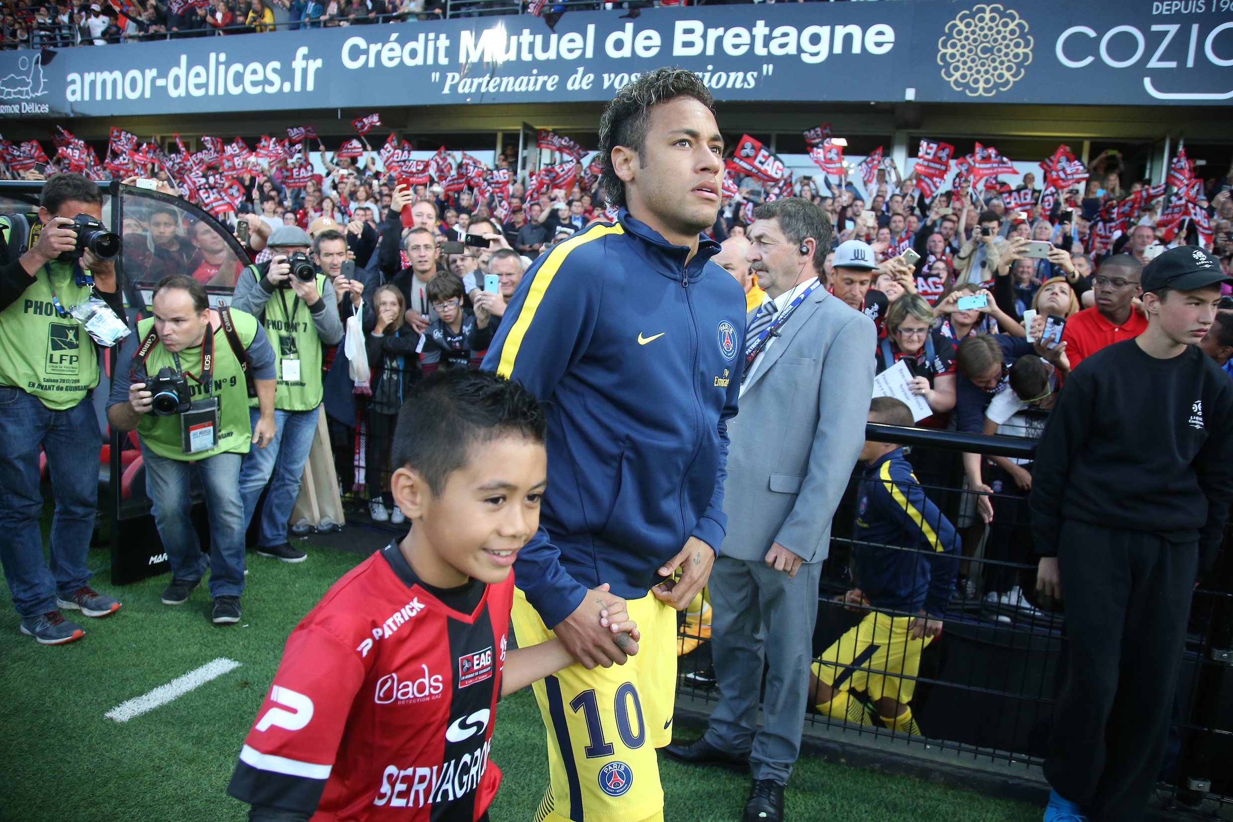 PSG-fanshop draait overuren: shirts Neymar leveren na een dag liefst 1,5 miljoen euro op