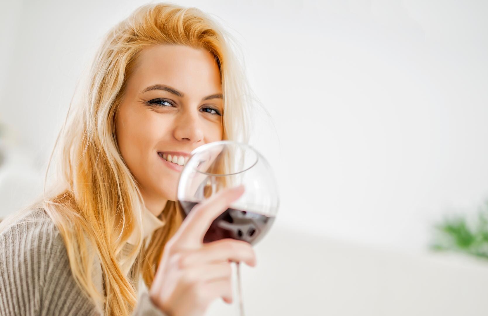 Waarom wijn beter smaakt als het uit een dure fles komt