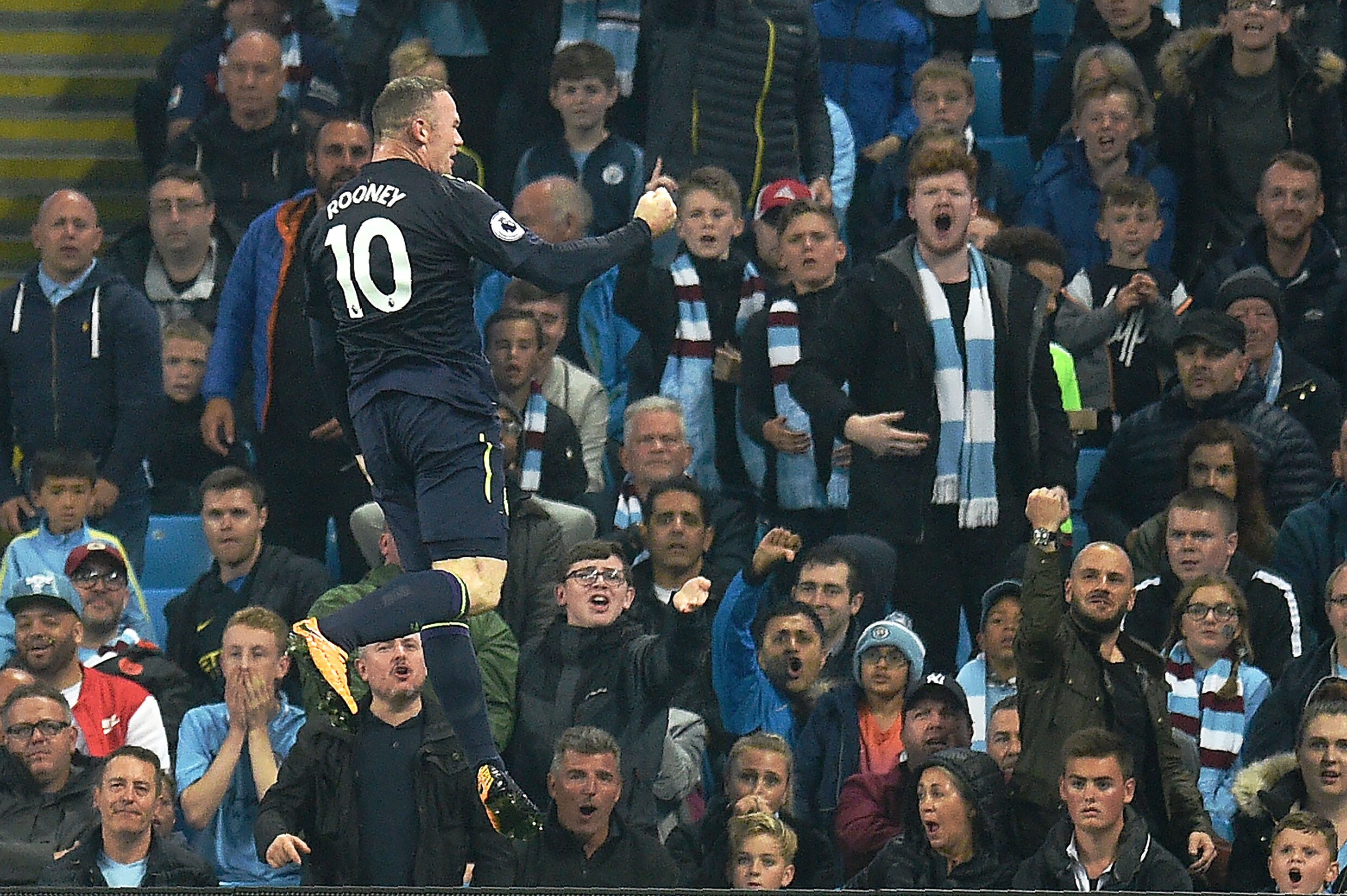 Rooney laat net dezelfde fans als in 2012 hem verwensen: "Altijd leuk om bekende gezichten terug te zien"