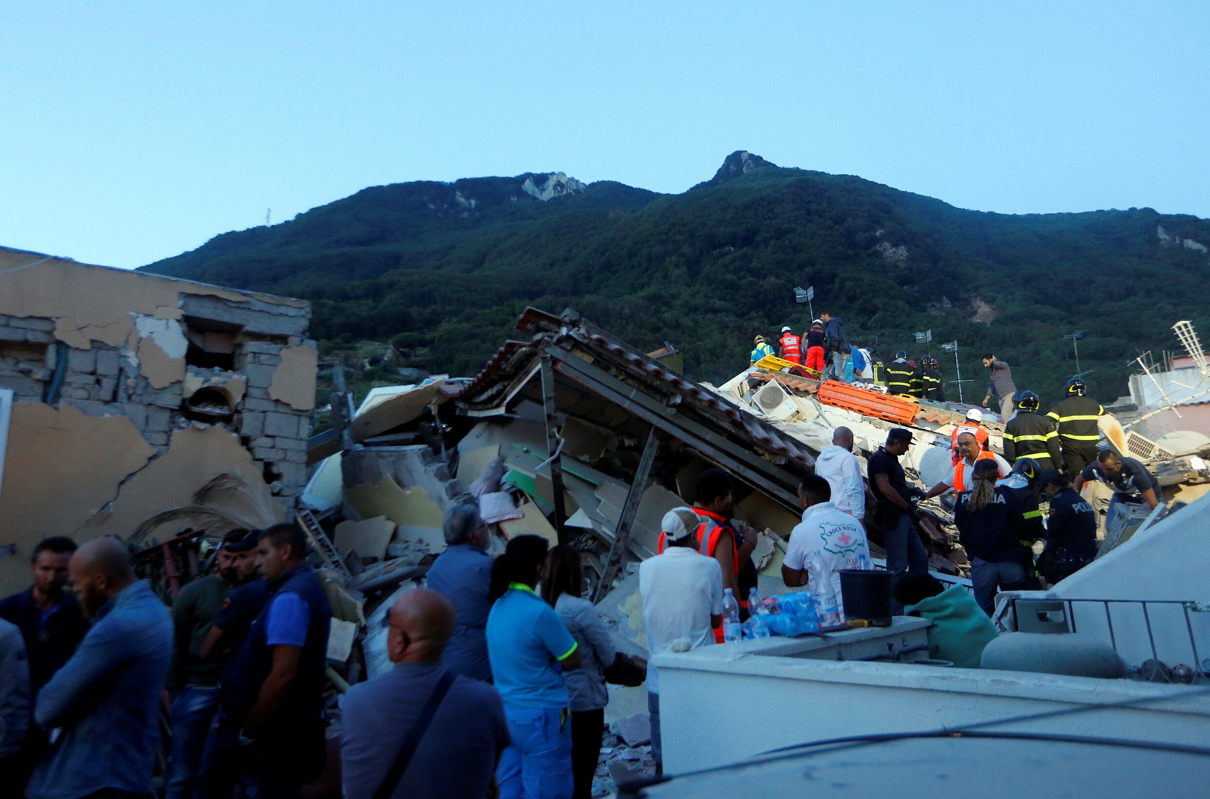 Brandweer redt baby en twee broers uit puin na aardbeving op Ischia