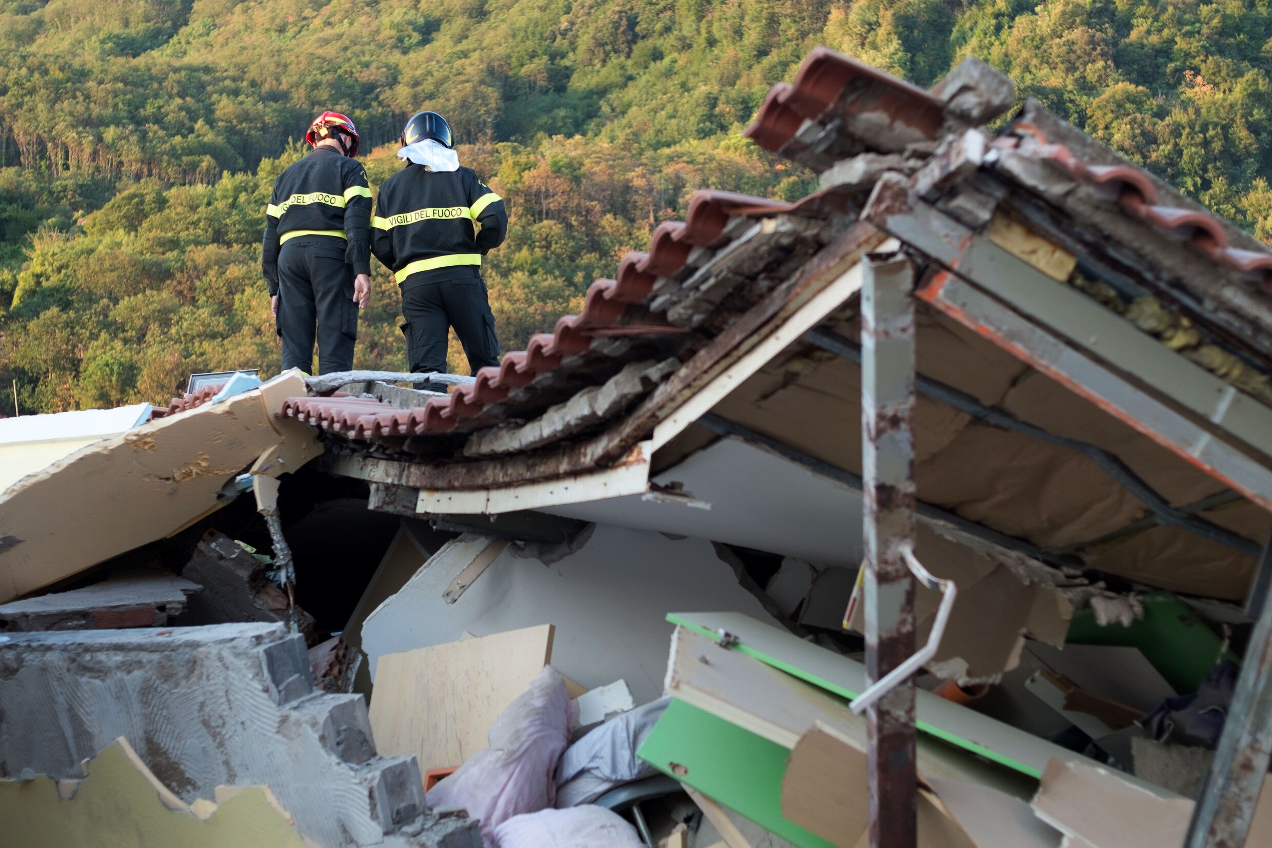 Brandweer redt baby en twee broers uit puin na aardbeving op Ischia