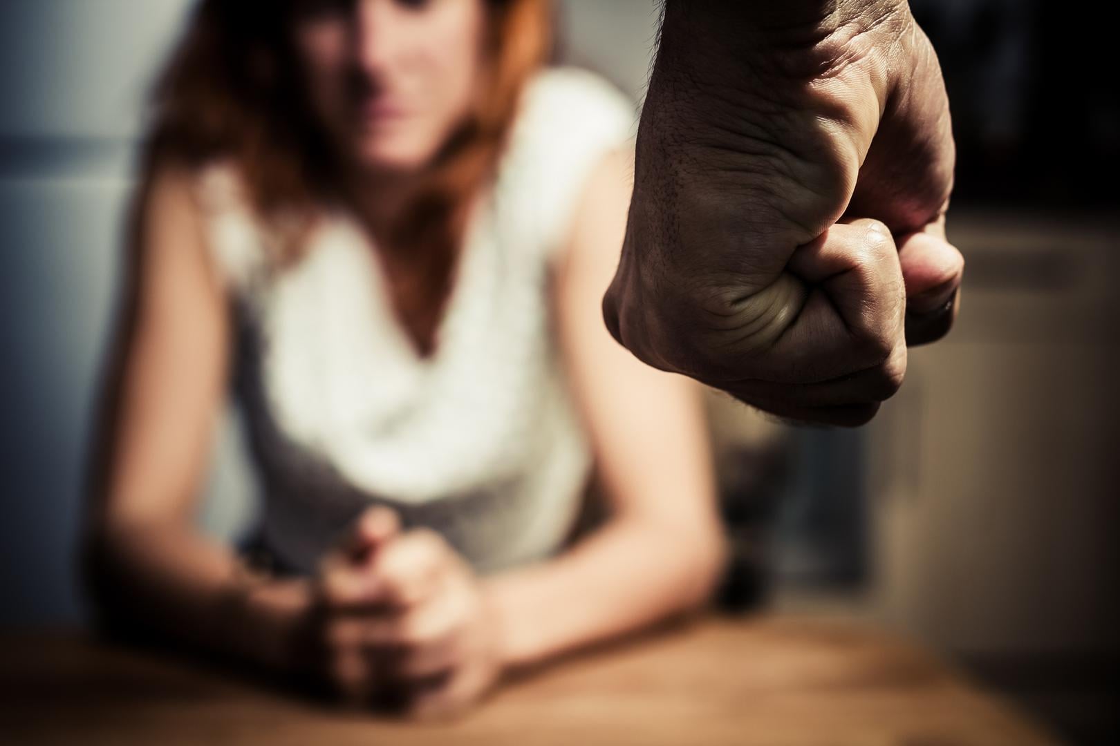 Justitie wil sneller (tijdelijk) huisverbod bij partnergeweld