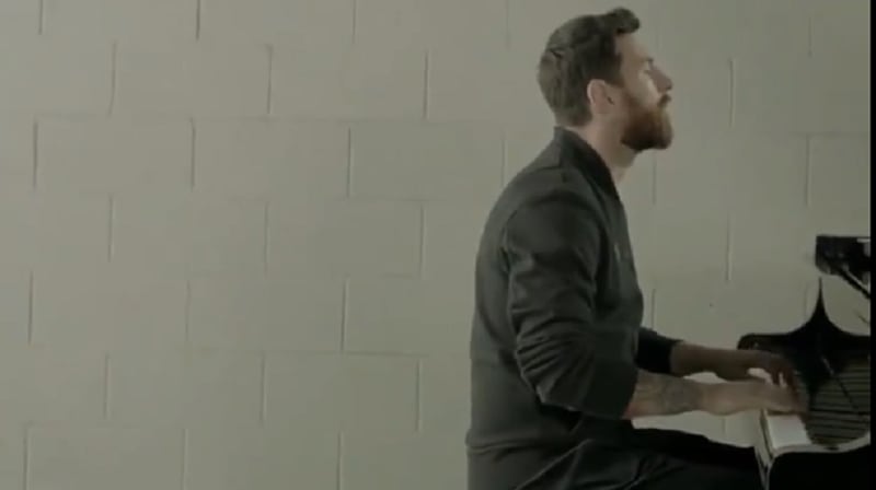 Hij heeft er duidelijk zin in! Messi speelt Champions League-hymne op piano