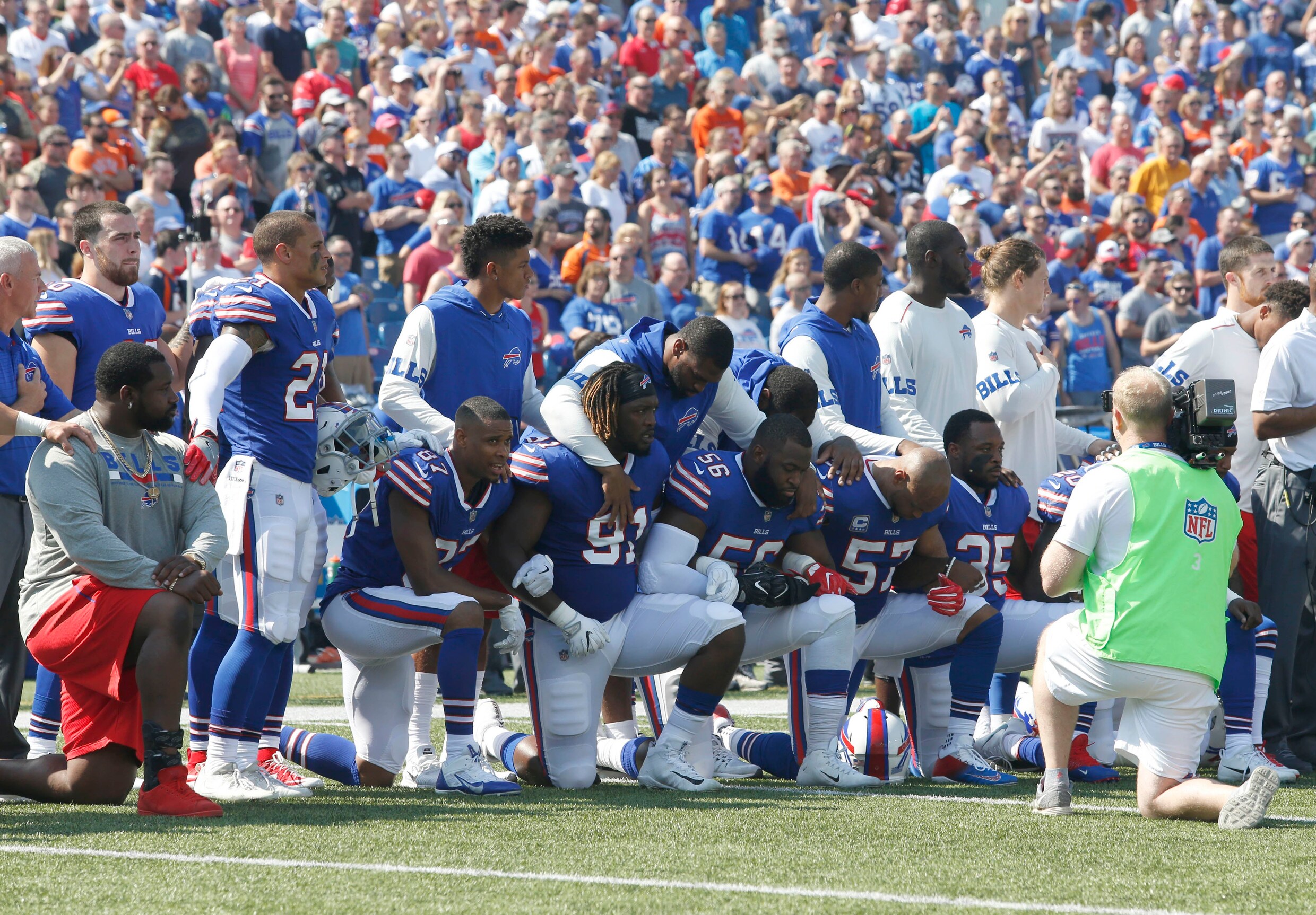 Tientallen American Football-spelers knielen tijdens volkslied uit protest tegen Trump