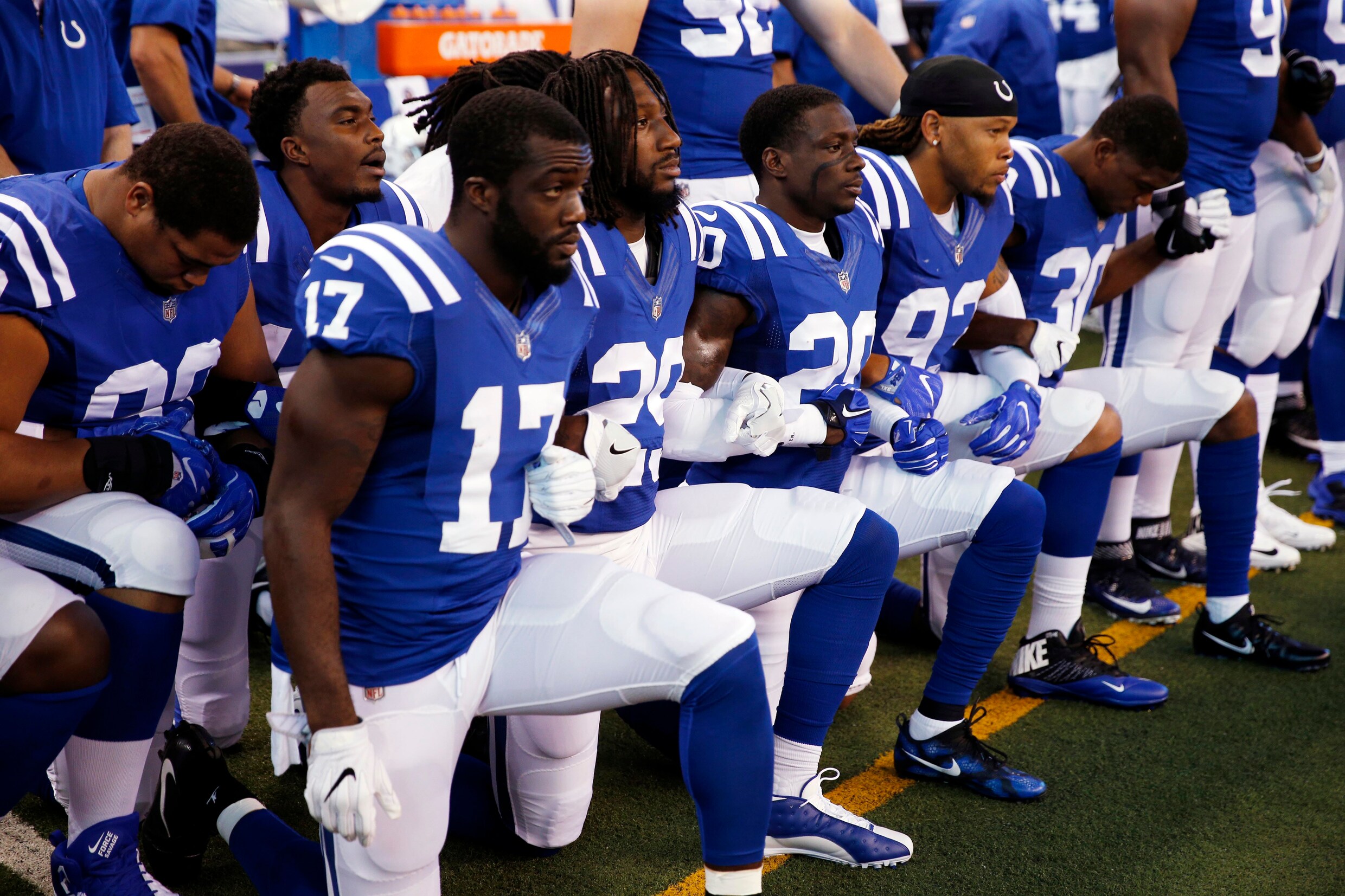 Tientallen American Football-spelers knielen tijdens volkslied uit protest tegen Trump