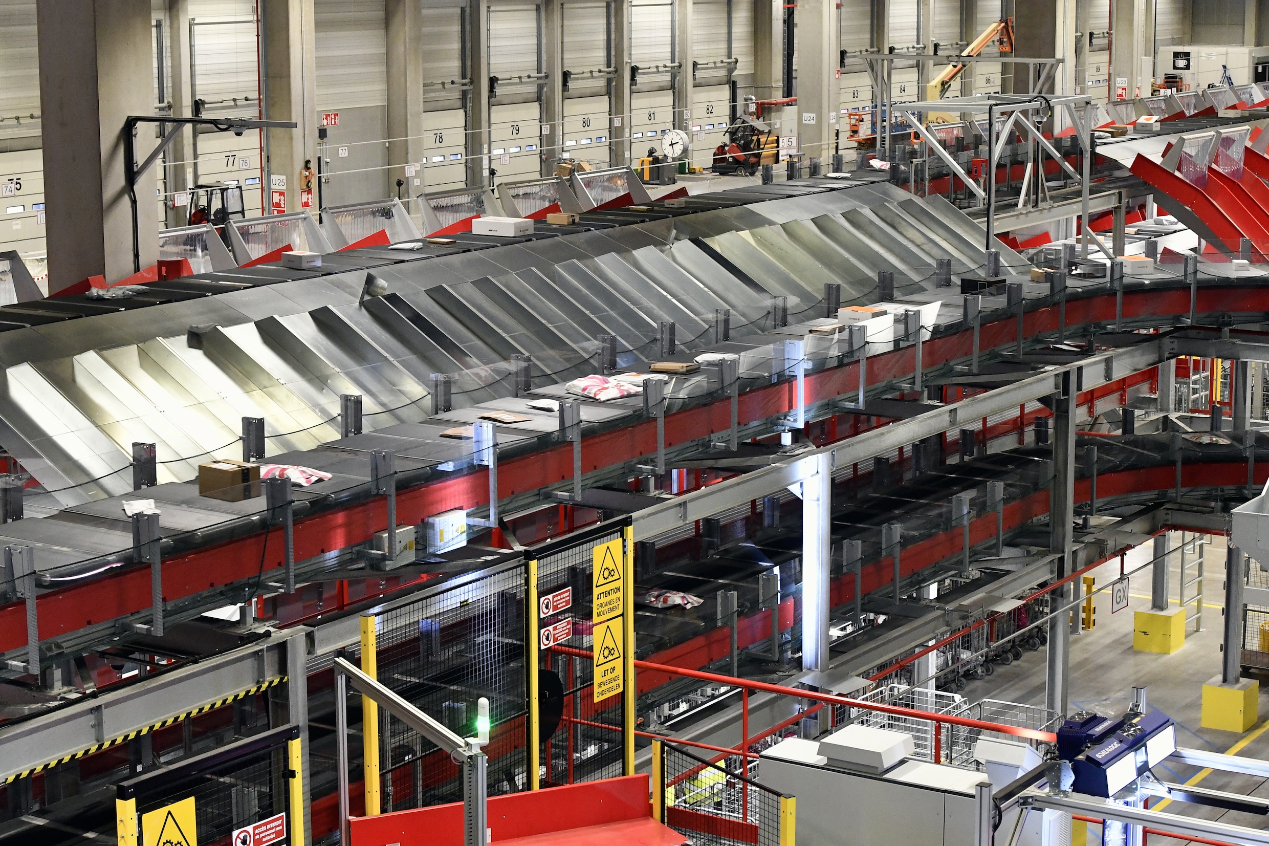 Nieuw sorteercentrum van bpost verwerkt tot 300.000 pakjes en 2,4 ...