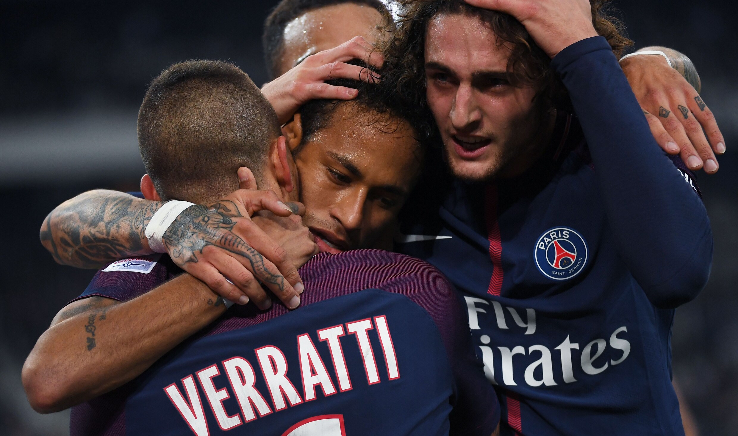 Cavani behoedt PSG van verlies in Marseille na goal en rood voor Neymar